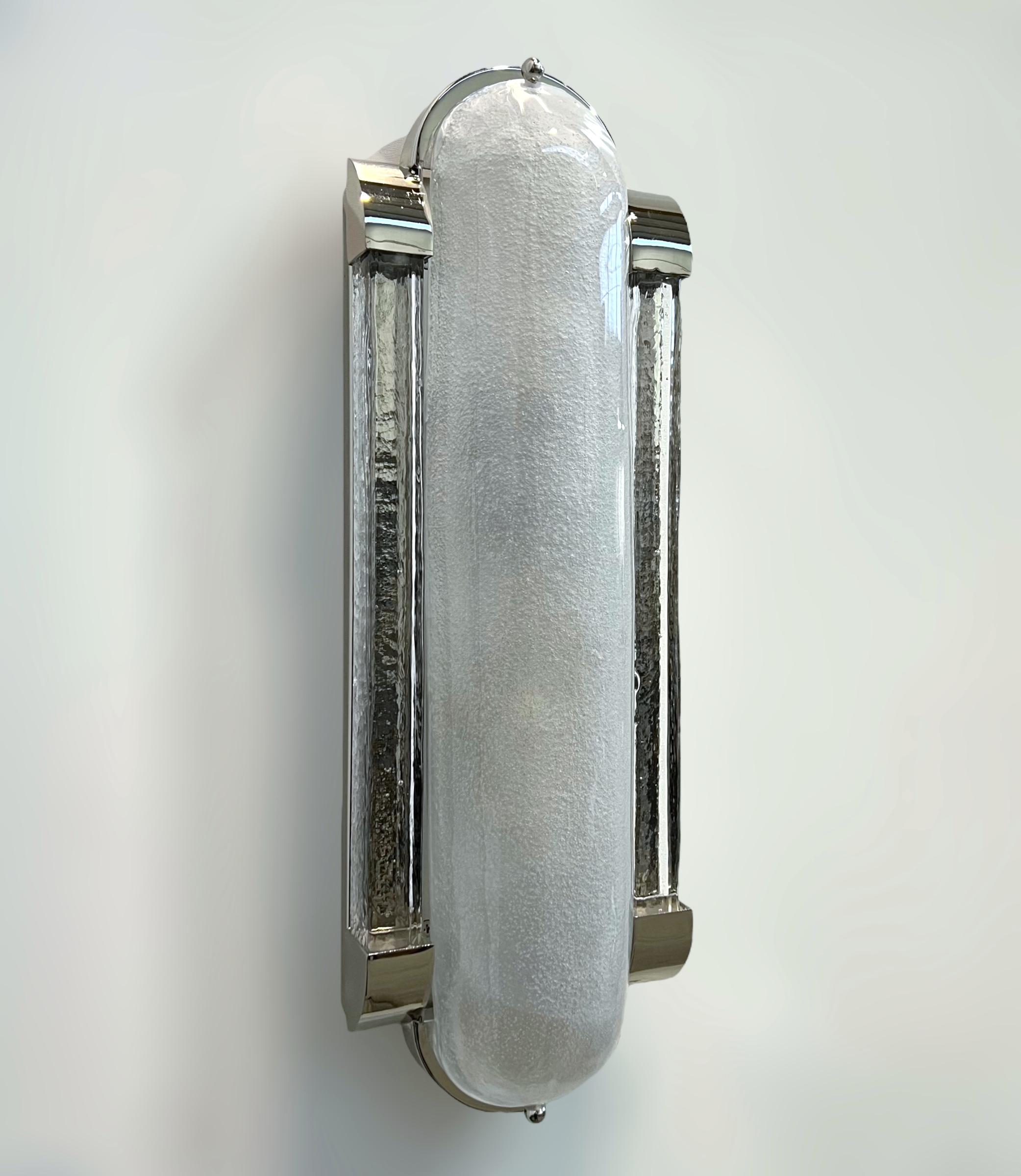 Wand- oder Deckenleuchte im italienischen Art-Déco-Stil mit satiniertem Murano-Glas, montiert auf einem Rahmen aus poliertem Nickel mit einer vollständigen Rückwand / Entwurf: Fabio Bergomi für FABIO LTD / Hergestellt in Italien
Maße: Höhe 18,5