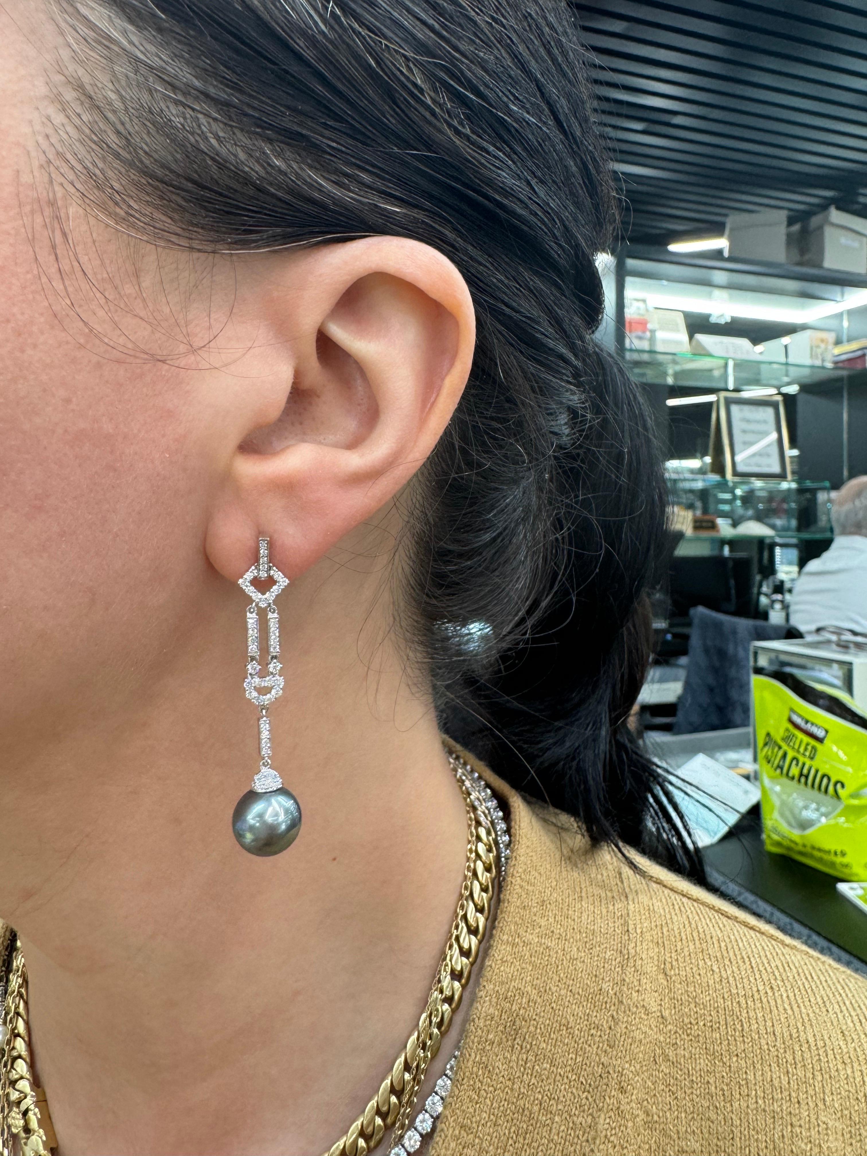 Orecchini a goccia di ispirazione Déco con 84 brillanti rotondi del peso di 0,72 carati e due perle di Tahiti di 11-12 mm. 
Disponibile in oro giallo. 
Le perle possono essere cambiate in Mare del Sud, Rosa d'Acqua Dolce o Dorate. 