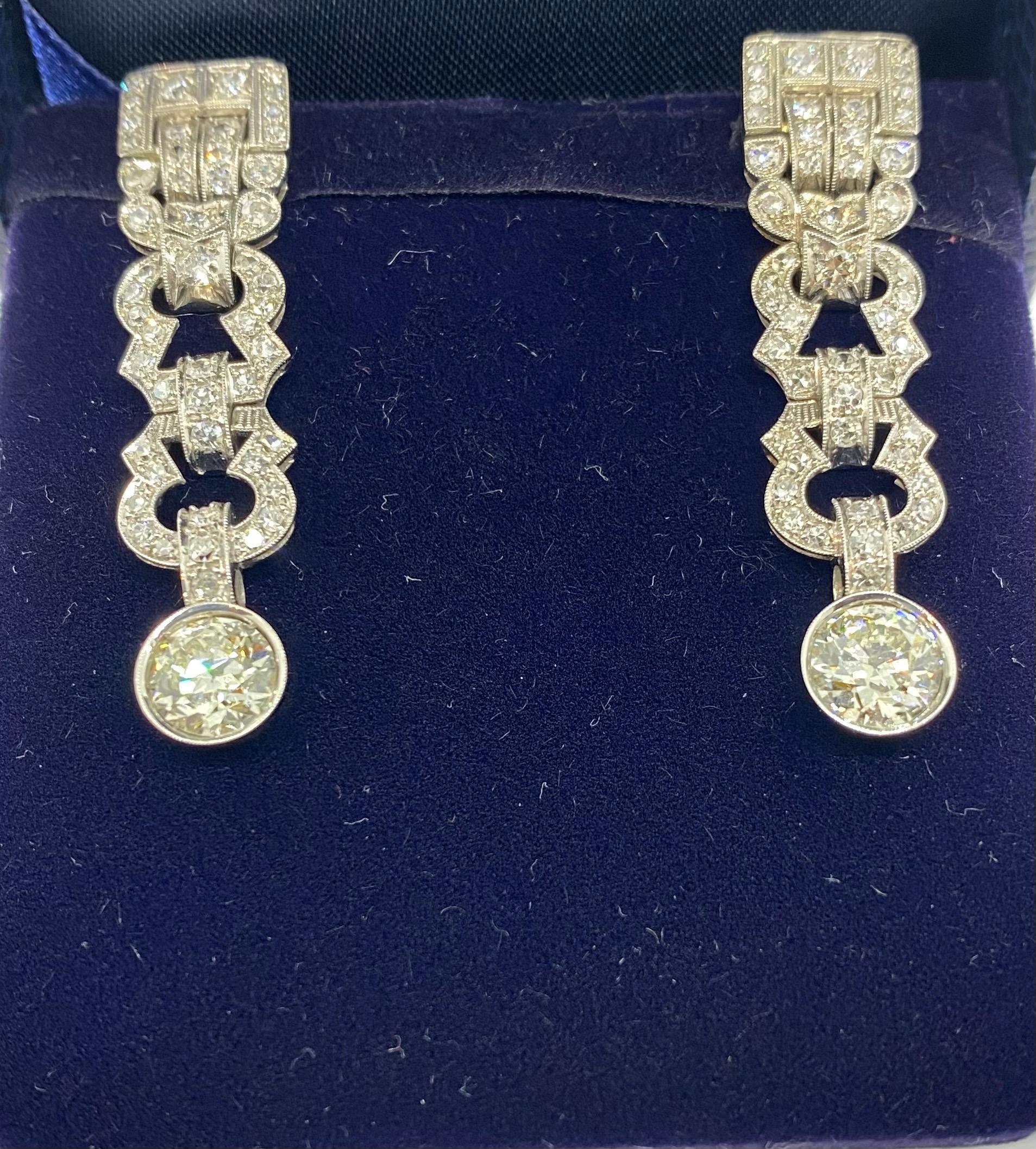 These gorgeous 1930's  Art Deco diamond platinum earrings are hand crafted in meticulous detail and set with a total weight of 4,00 carats of round white diamonds  each 1,10ct K/L Vs2, and other diamonds per 1,80 ct. In a geometric design