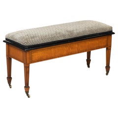 Englische Satinholzbank der Deco-Ära mit Epingle-Samt-Polsterung