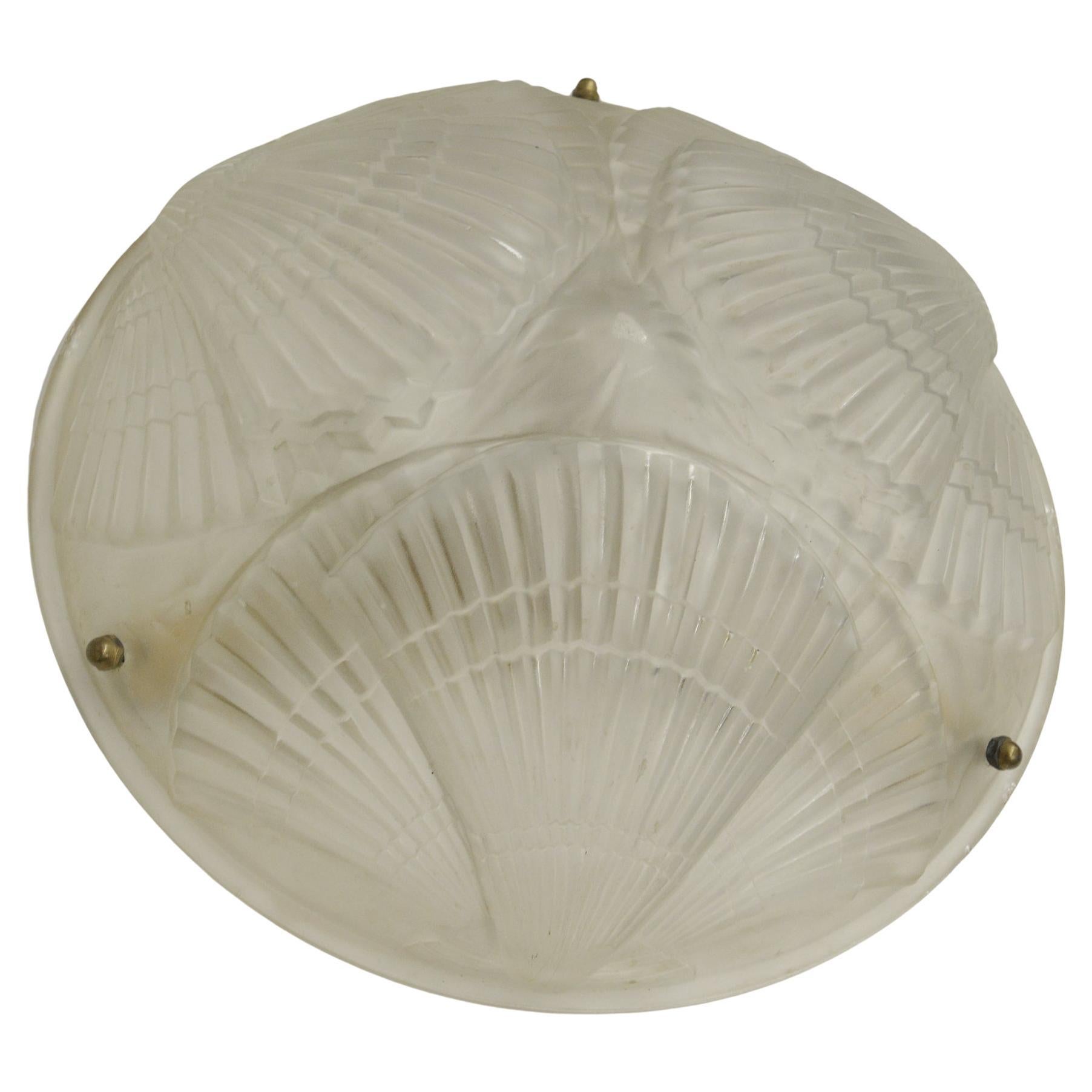 Elegant plafonnier Déco en verre de France . J'ai réalisé un nouveau montage pour le suspendre solidement au plafond. Idéal là où il n'est pas approprié d'accrocher un lustre.


ref. O/1597.