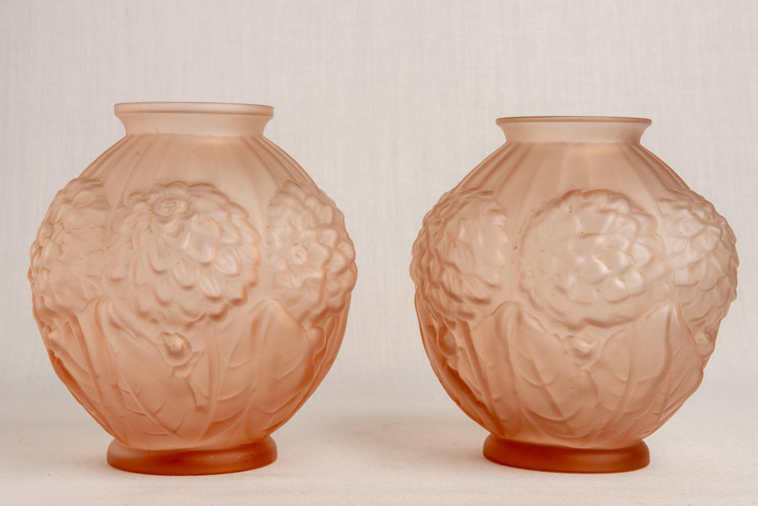 Beautiful glass pair of Deco vases in nice pink rose color - embossed with hydrangeas.
An idea for lamps also.
nr. inv. O/1587.