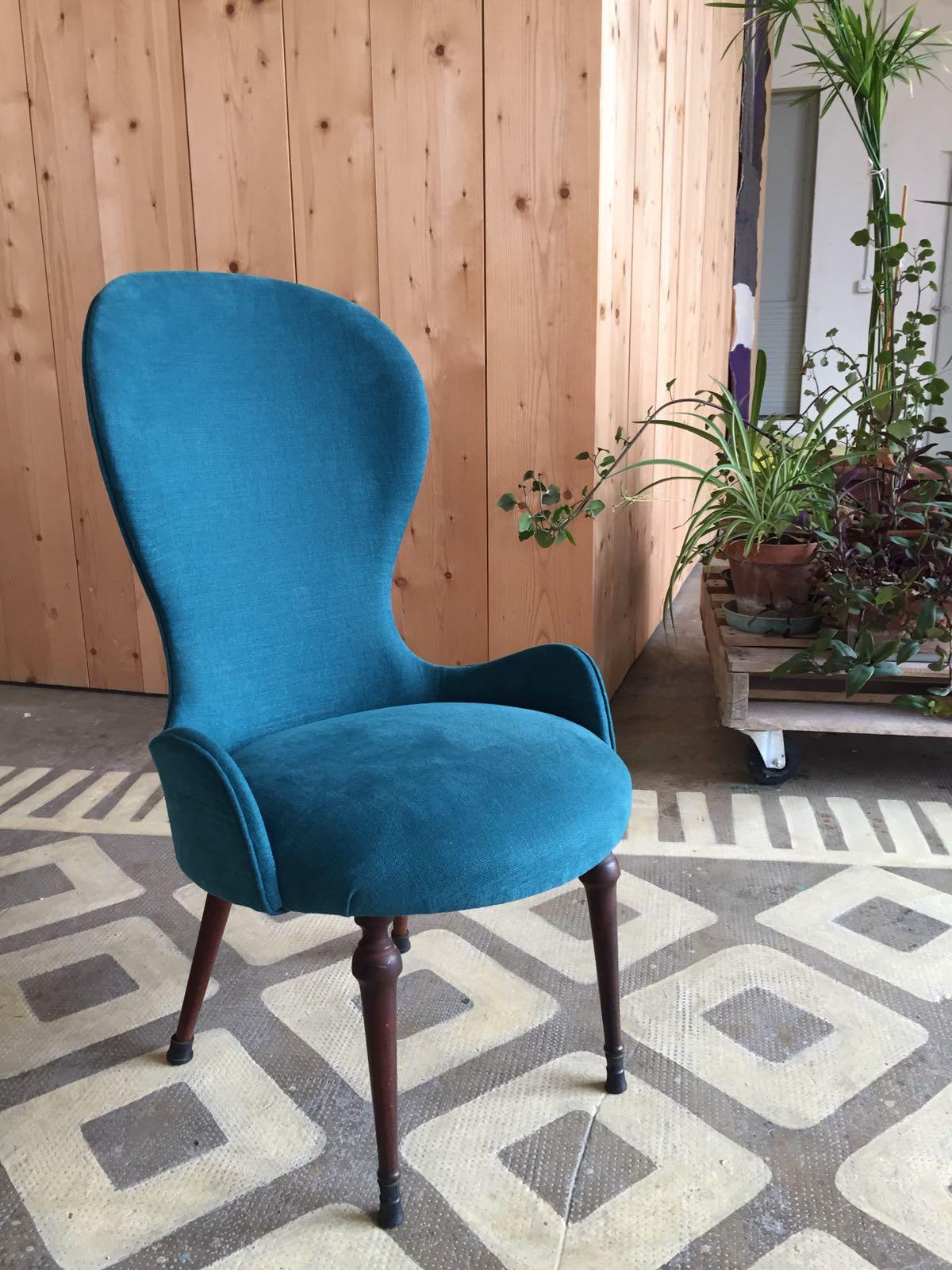 A stunning pair of déco high-backed side chairs with round seat, made in Italy in 1940s.
Structure in wood, reupholstered in new petrol blu fabric.