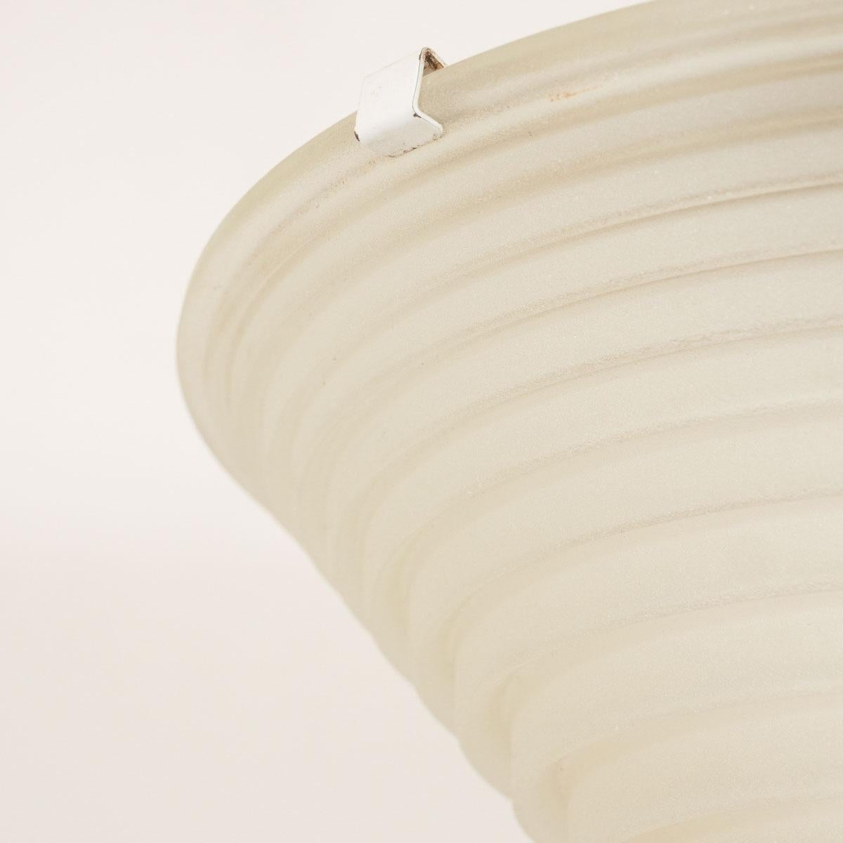 Von Deco inspirierte Unterputzdose aus Milchglas von Artemide im Angebot 3