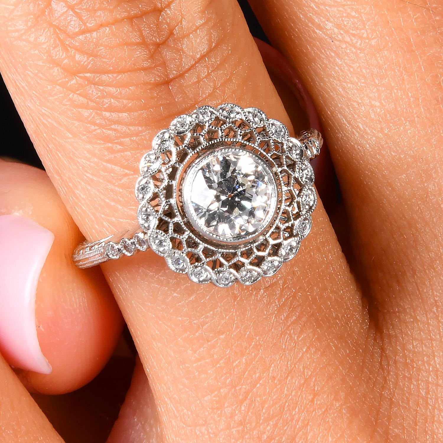 Dieser Diamantring im Vintage-Design im Art-Deco-Stil besticht durch sein wunderschönes Spitzenmuster, das in Platin gefertigt wurde.

Mit einem Diamanten im europäischen Schliff in der Mitte mit einem Gewicht von ca. 0,78 Karat, in Lünette gefasst,