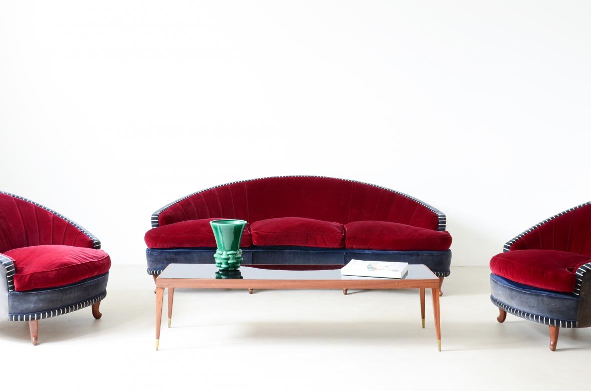 COD-2573-74
Salon composé d'un élégant canapé incurvé et de deux fauteuils avec un revêtement en velours bicolore.

Fabrication italienne, vers 1940.