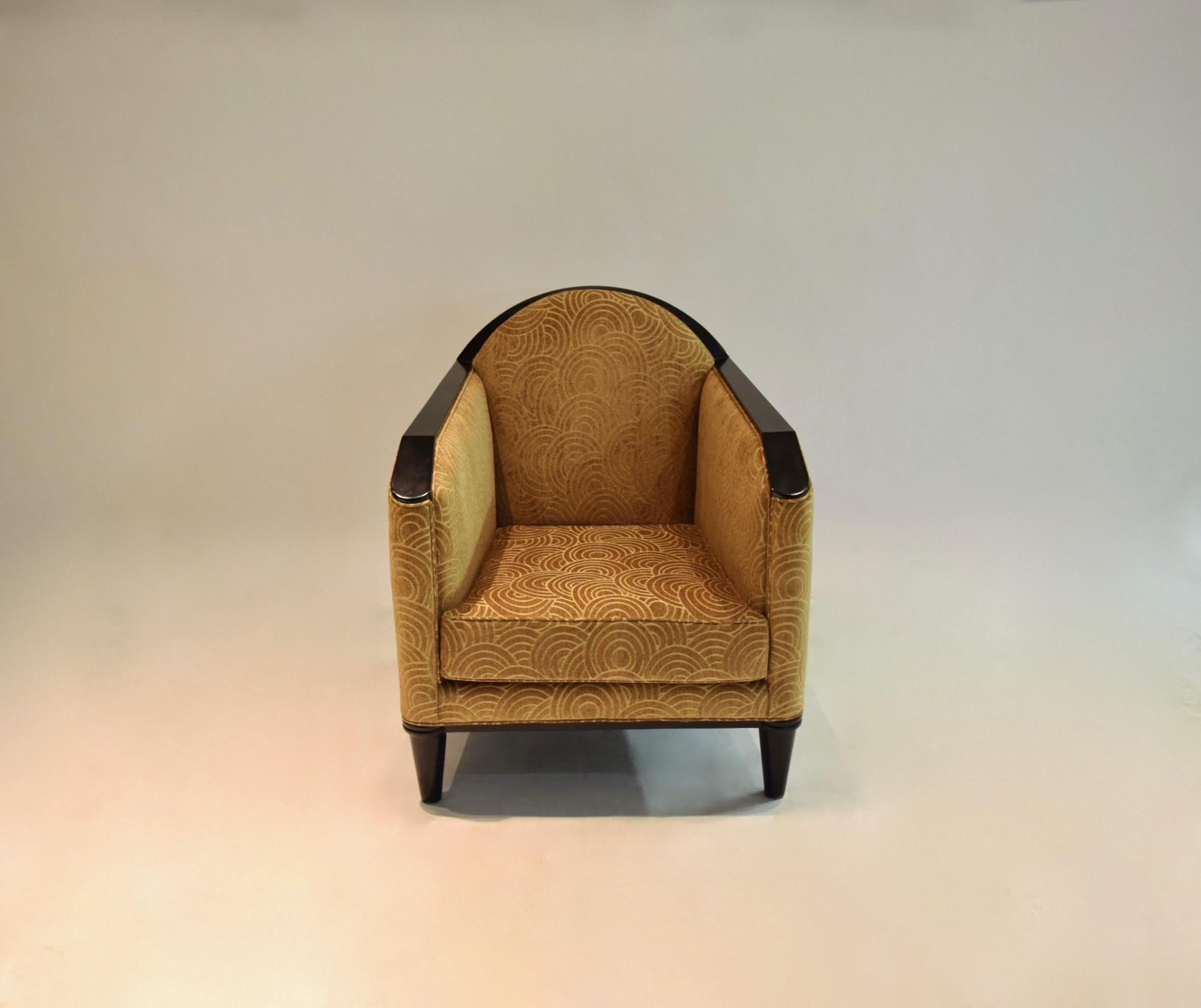 Elegant, period-deco lounge chair restored in a black-ebony finish and reupholstered in a golden hued jacquard fabric, retaining its original spring structure and wooden frame. The arm height is 65.5 cm.