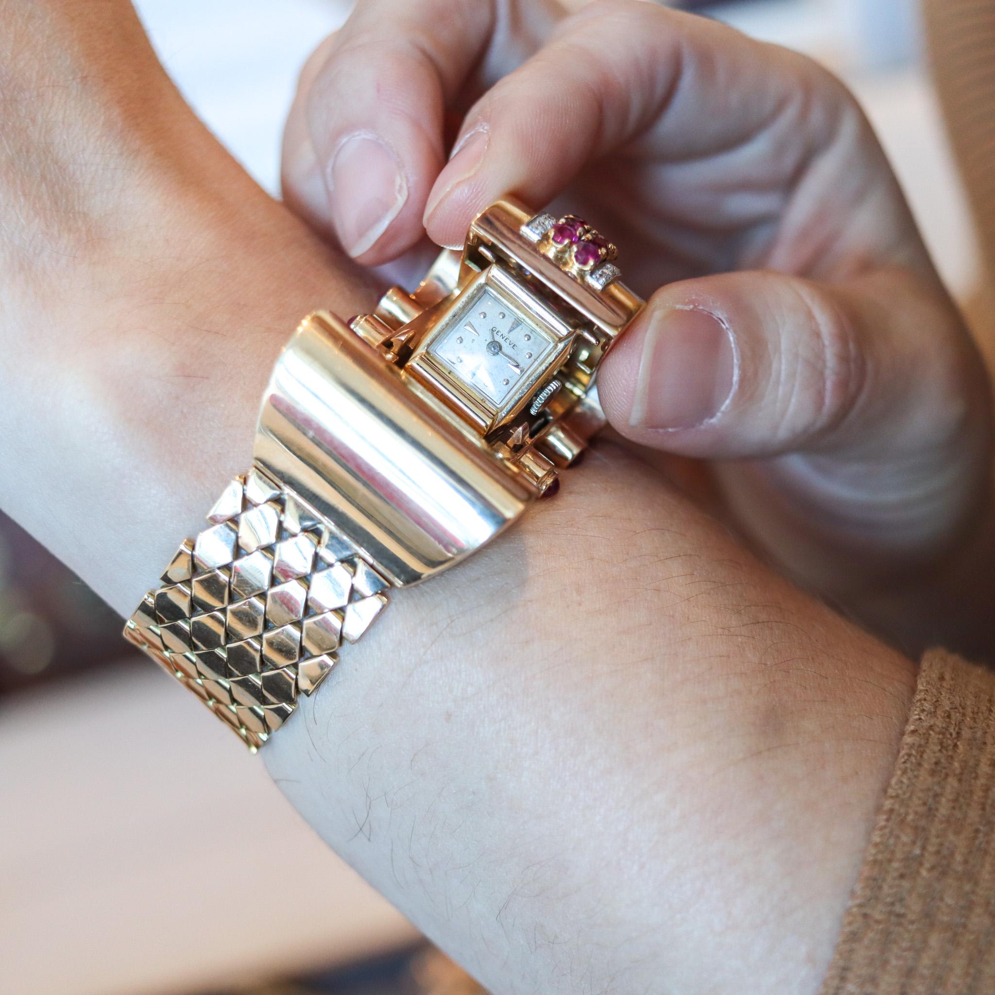 Deco-Armbanduhr aus 14 Karat Gold mit 5,54 Karat Diamanten und Rubinen aus dem Maschinenzeitalter von 1940 im Angebot 5