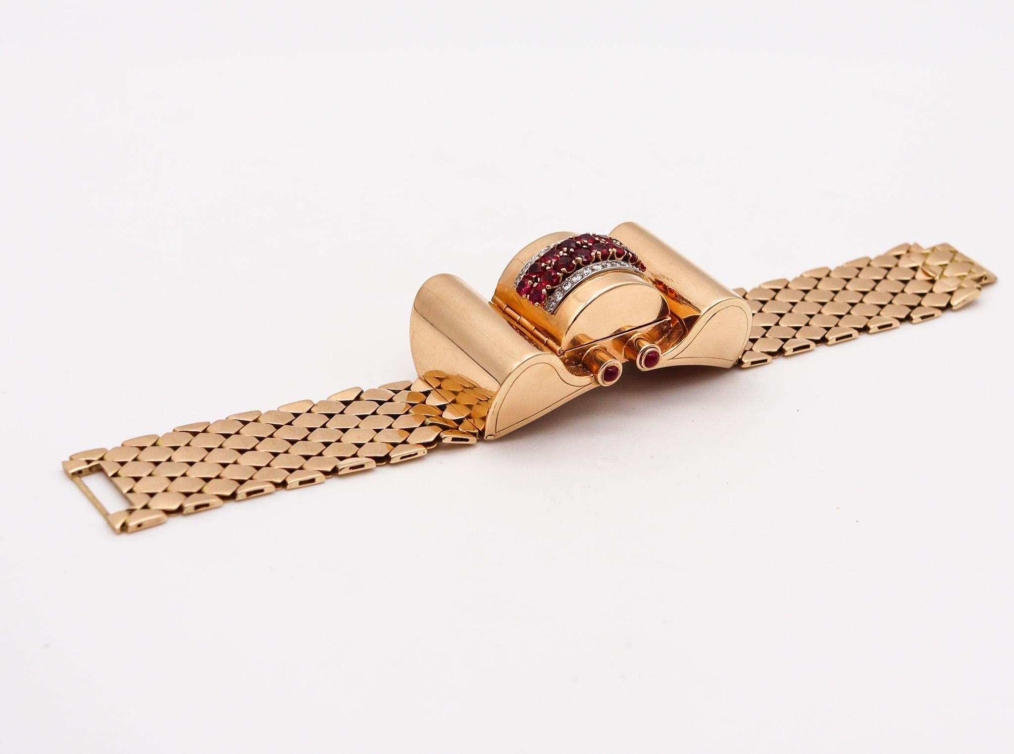 Deco-Armbanduhr aus 14 Karat Gold mit 5,54 Karat Diamanten und Rubinen aus dem Maschinenzeitalter von 1940 (Brillantschliff) im Angebot