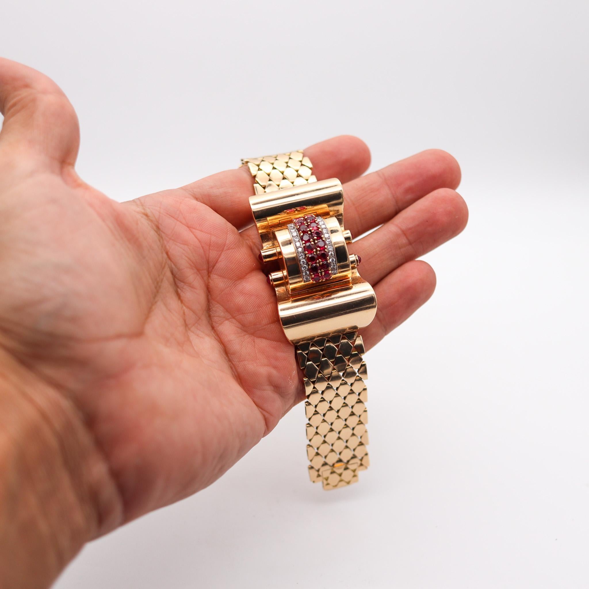 Deco-Armbanduhr aus 14 Karat Gold mit 5,54 Karat Diamanten und Rubinen aus dem Maschinenzeitalter von 1940 im Angebot 3