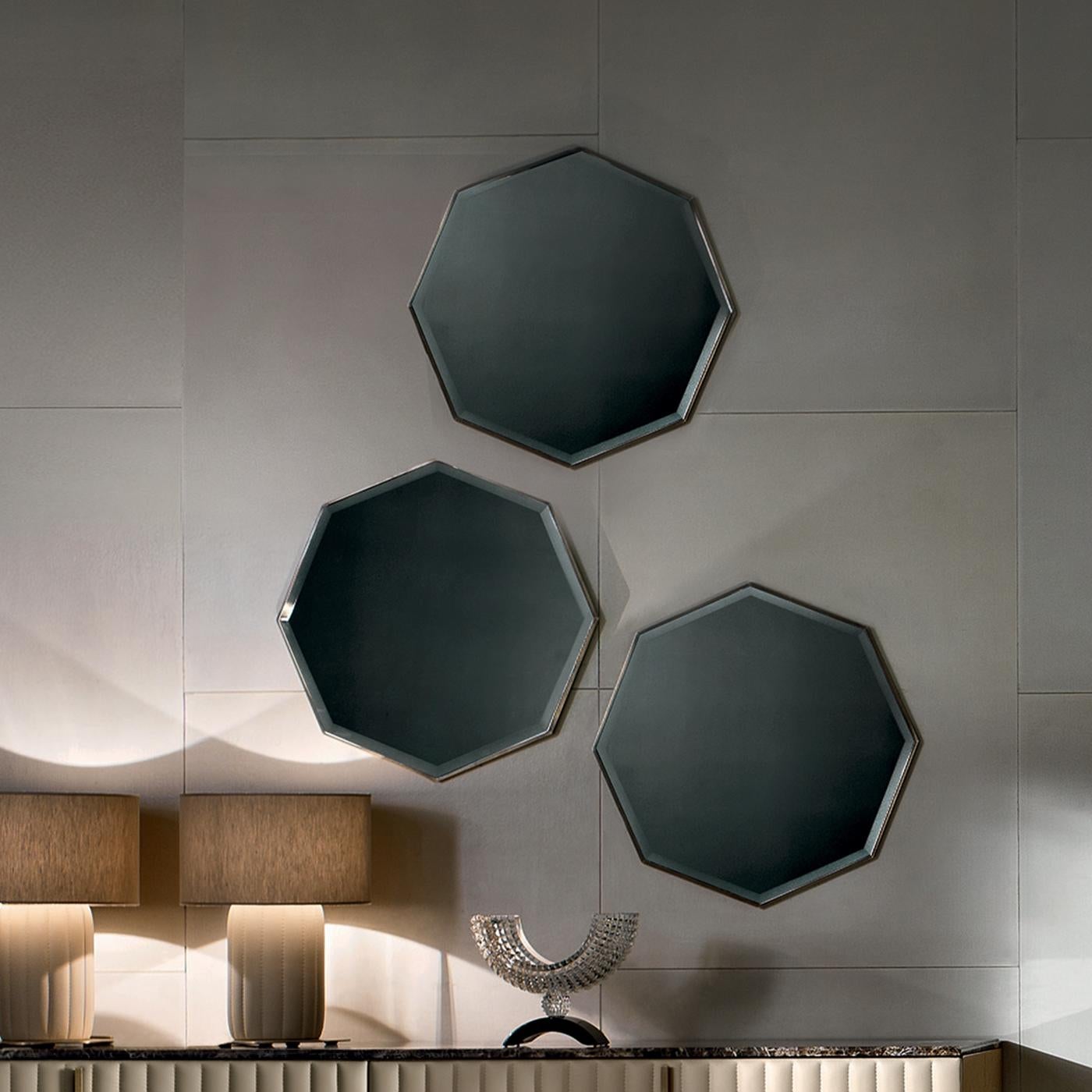 Dieser retro-inspirierte Spiegel aus brüniertem Messing verschönert jede Wand mit einem minimalistischen und doch modernen Look. Der schlanke und elegante achteckige Rahmen mit seiner dezenten und warmen gebürsteten Oberfläche kann über einer