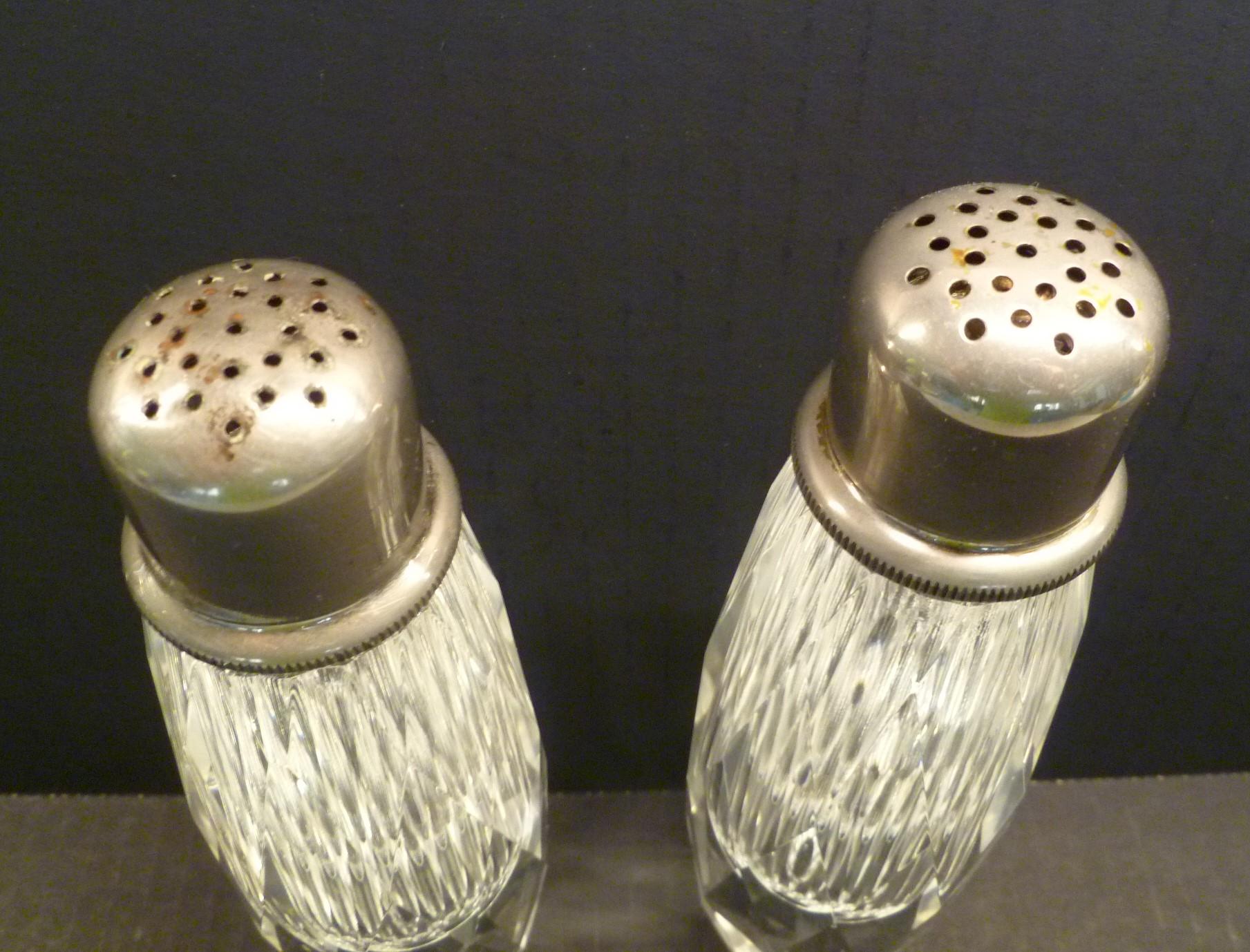 Deco modernes Paar hoher und schwerer Salzstreuer und Pfeffermühle aus geschliffenem Bleiglas mit versilberten Aufsätzen. Dieses elegante und schlichte Paar ist eine Bereicherung für jeden gedeckten Tisch und jede Küche. Das Kristall in gutem