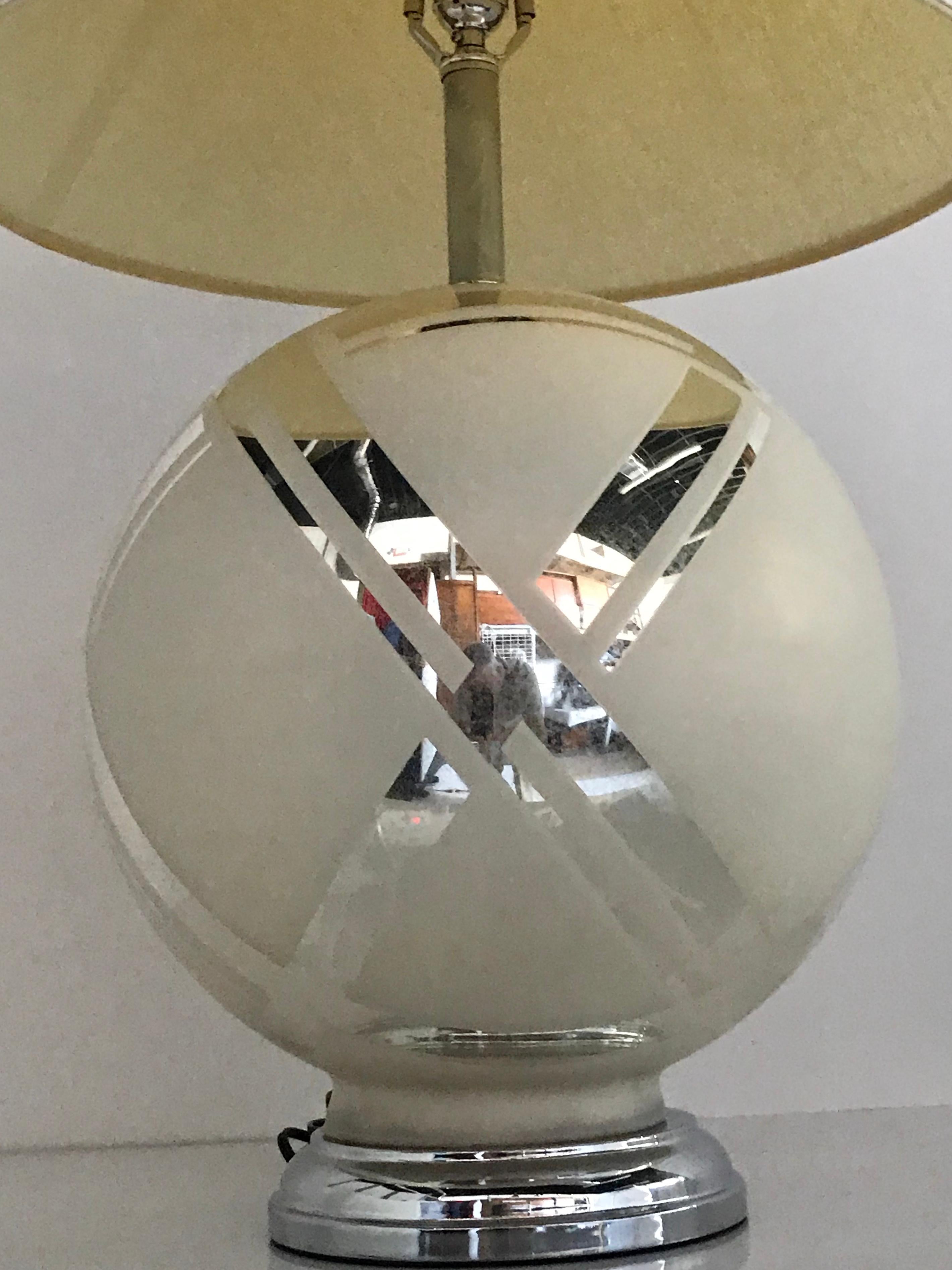 Deco Modern Round Mirrored Glass Table Lamp 1970s In Good Condition In Miami, FL