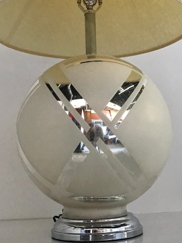 Deco Modern Round Mirrored Glass Table Lamp 1970s In Good Condition For Sale In Miami, FL