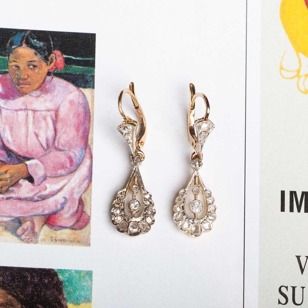 Boucles d'oreilles d'époque déco (années 1920/30), finement réalisées à la main en or 18ct et en platine avec des diamants taillés en rose et des diamants taillés à l'ancienne. Fermeture à levier au dos.

Faits marquants :
- Période déco 1920-30s