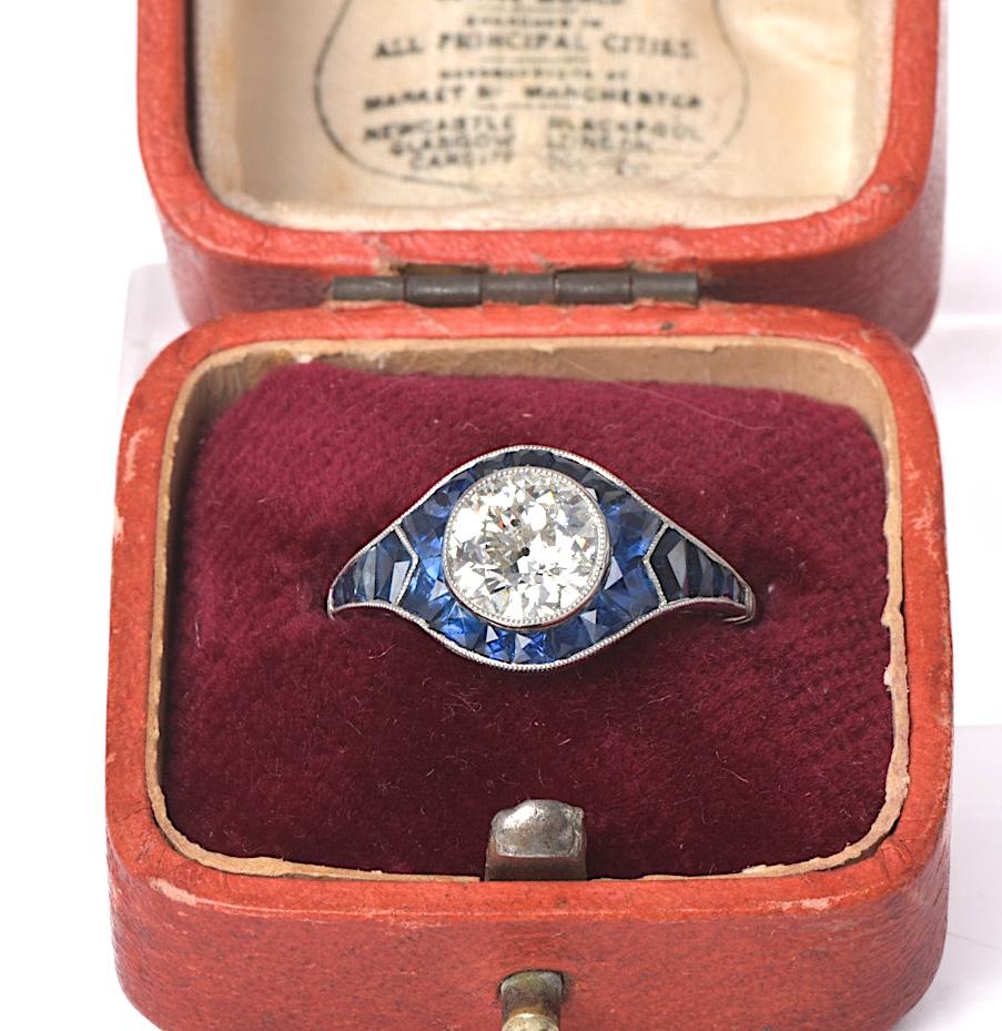 Art Déco Anello di fidanzamento Deco Old Cut Diamond 2.47cttw con zaffiro e aureola in platino in vendita
