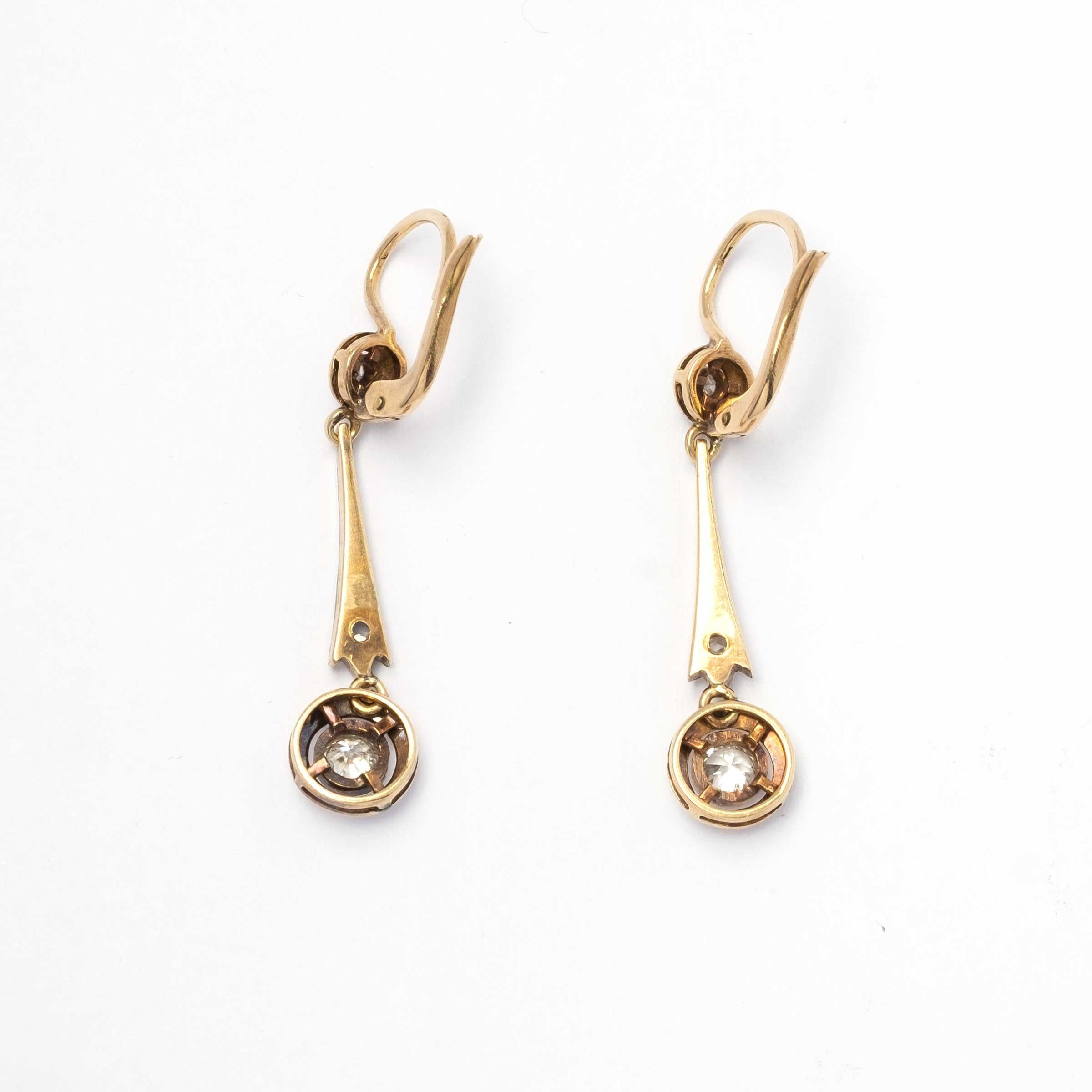Boucles d'oreilles pendantes en or et platine ornées de diamants de taille ancienne. Bon état - En vente à Milano, MI