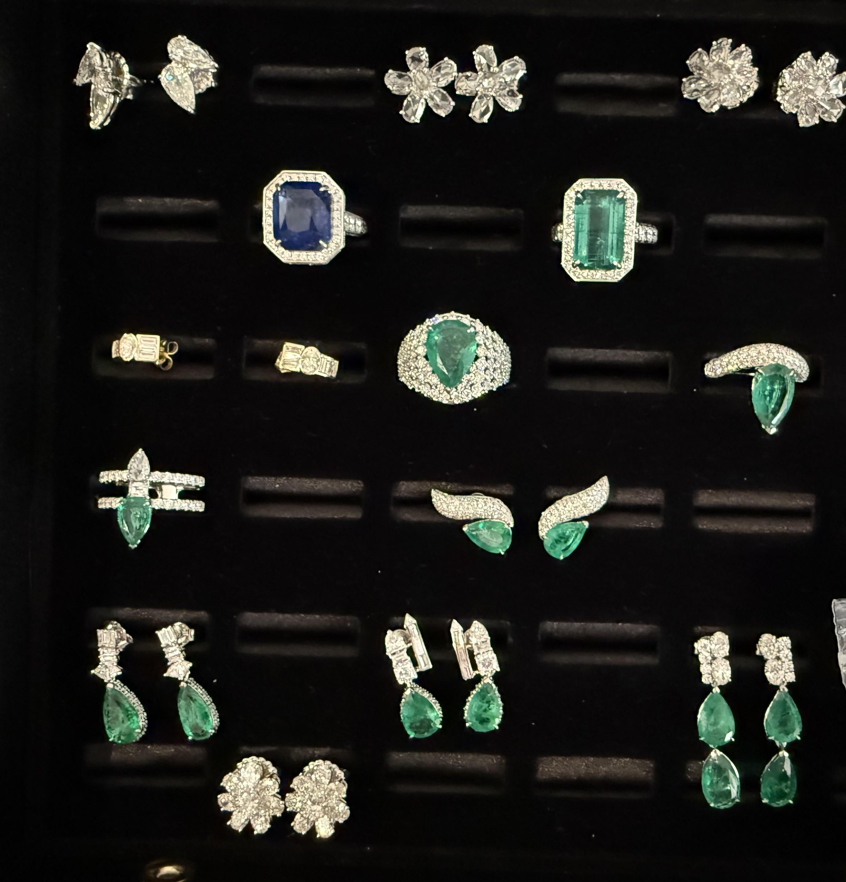 Taglio ovale Orecchini Deco con smeraldi a forma di pera e doppia fila di diamanti di forma mista in oro bianco in vendita