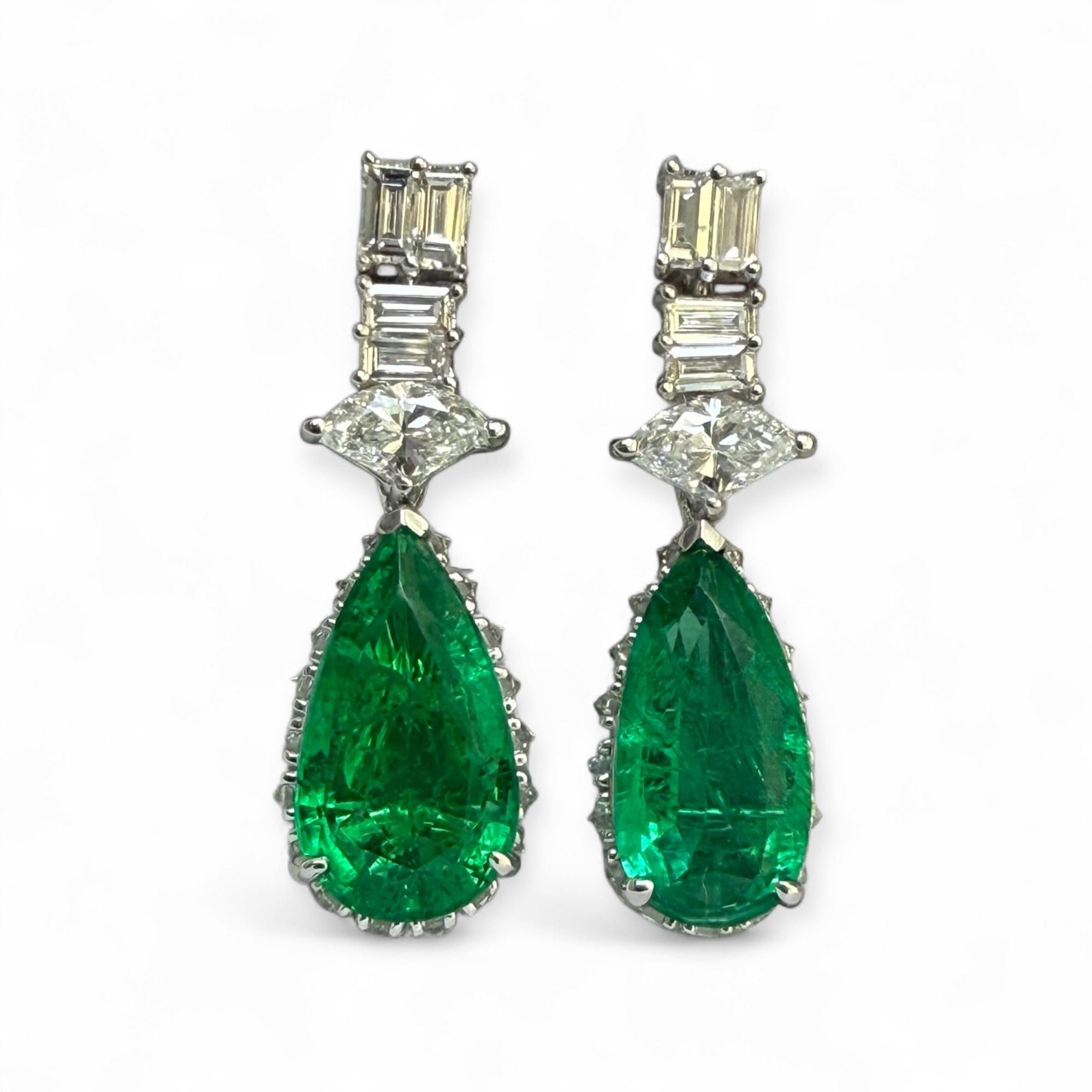 Linee pulite ed eleganza moderna con qualità da cimelio! Fedeli alla promessa di Rinoor di procurarsi le gemme più pregiate e di combinarle con un'eccezionale abilità artigianale, questi orecchini sono progettati per diventare cimeli senza tempo per