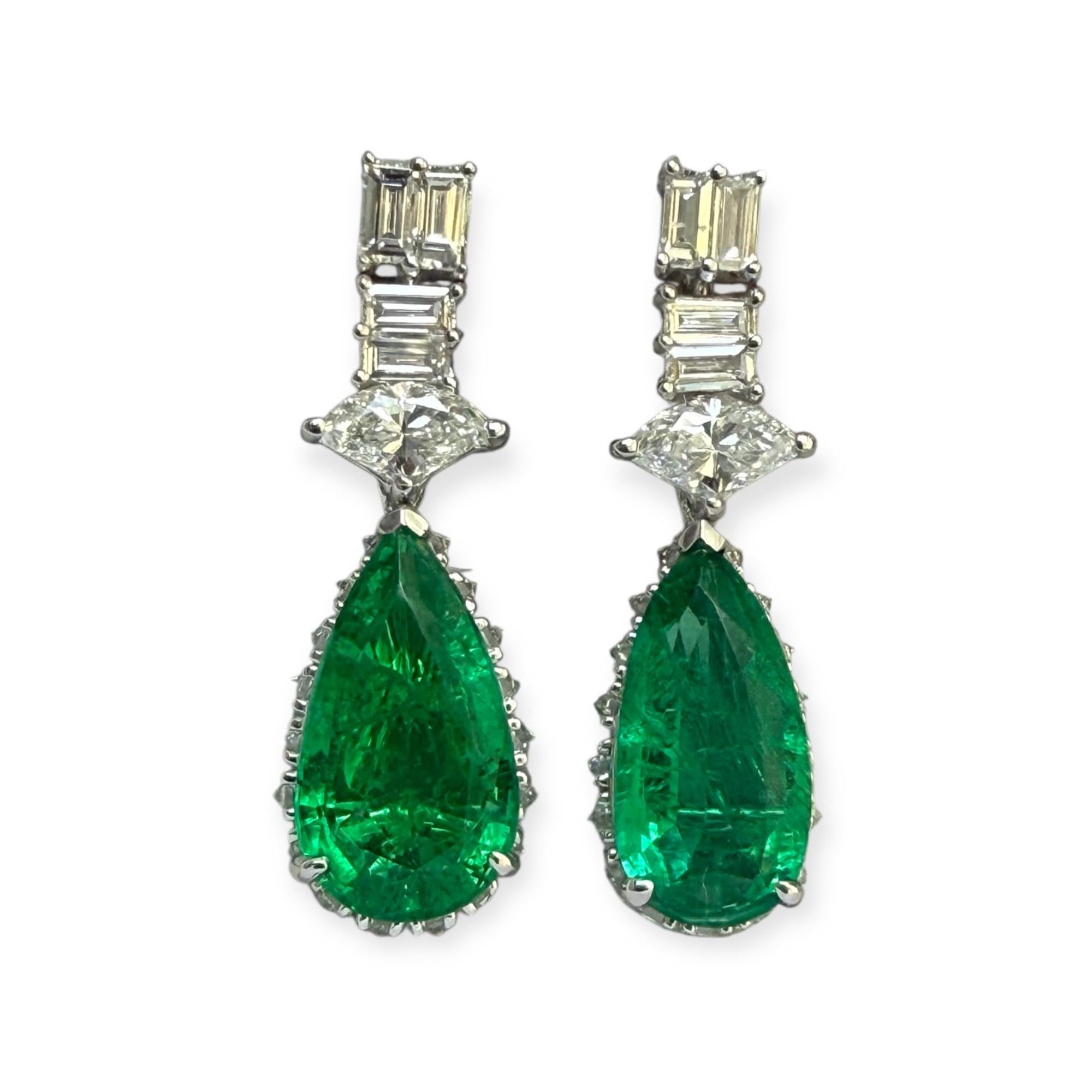 Taglio ovale Orecchini Deco con smeraldi a forma di pera e diamanti di forma mista in oro bianco in vendita