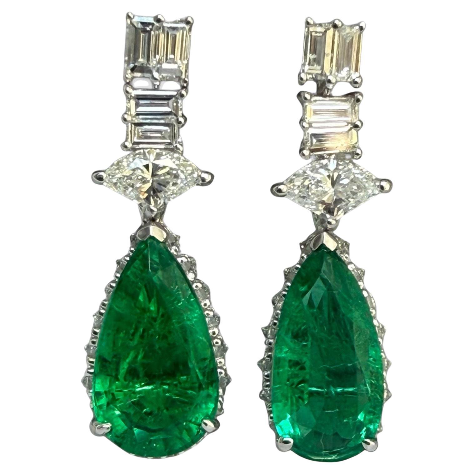 Orecchini Deco con smeraldi a forma di pera e diamanti di forma mista in oro bianco