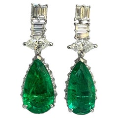 Orecchini Deco con smeraldi a forma di pera e diamanti di forma mista in oro bianco