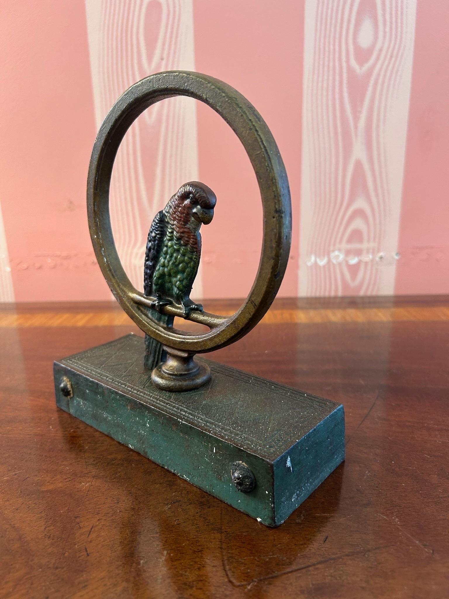 Fermaporta a forma di pappagallo in bronzo dipinto a freddo di epoca Deco in vendita 5
