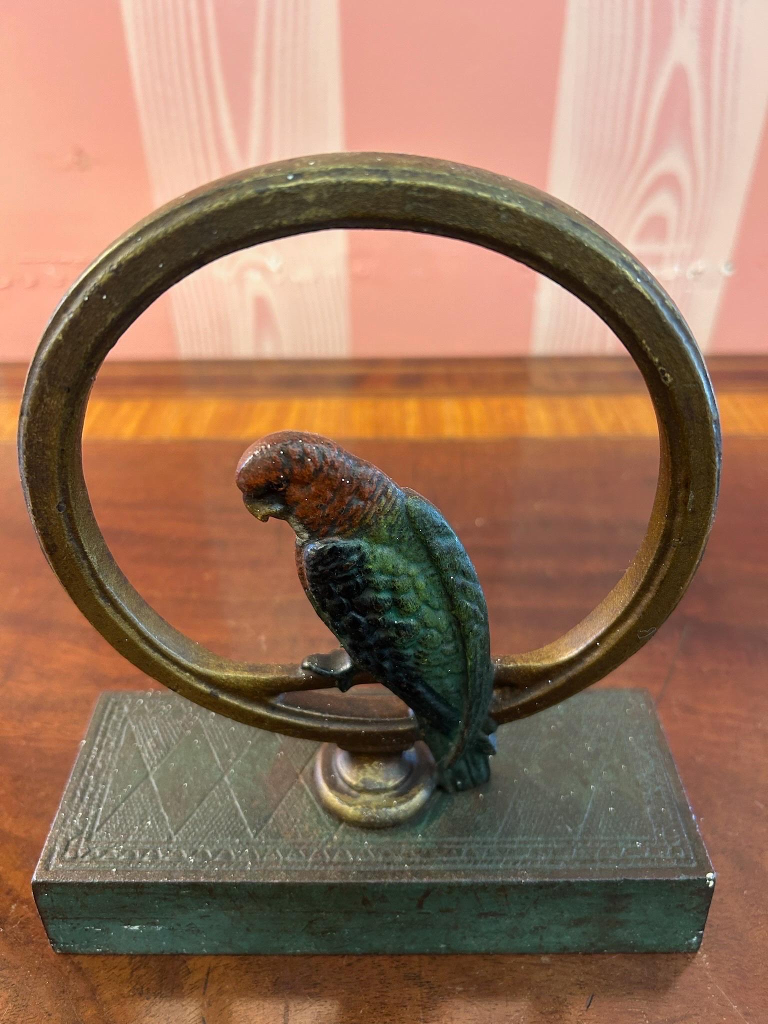 Fermaporta a forma di pappagallo in bronzo dipinto a freddo di epoca Deco In condizioni buone in vendita a Richmond, VA