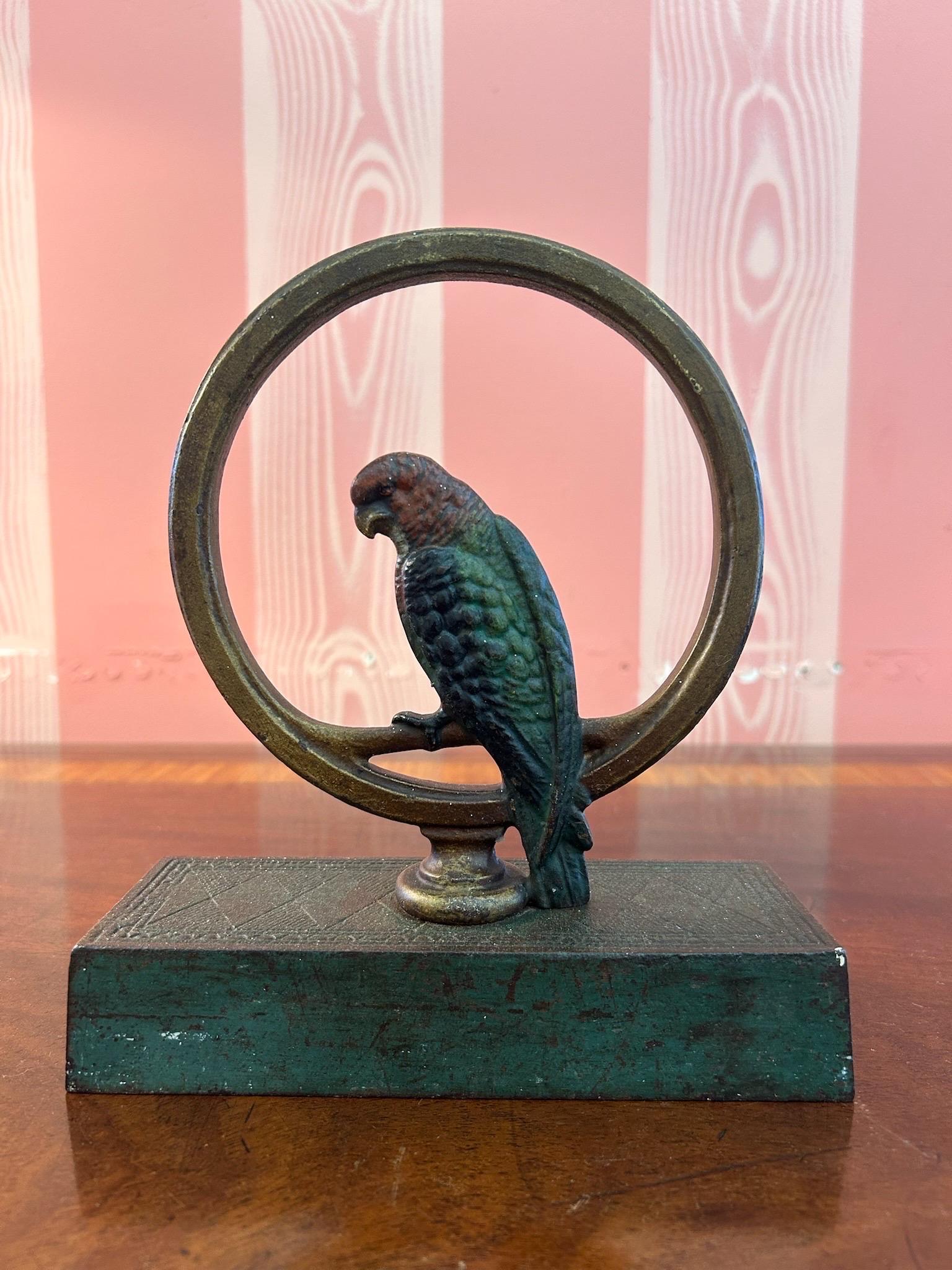 Fermaporta a forma di pappagallo in bronzo dipinto a freddo di epoca Deco in vendita 3