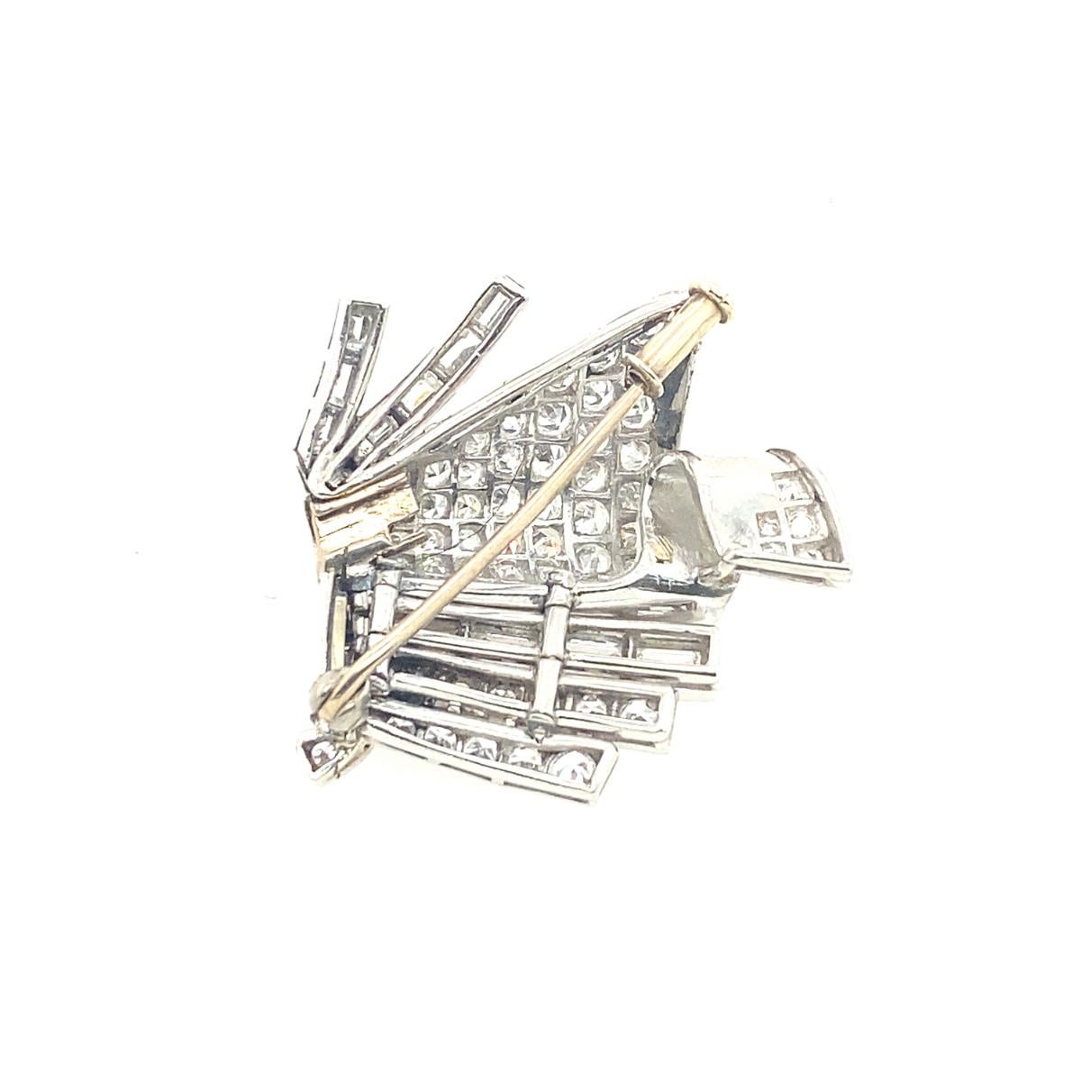 Deco Platinum Brooch Set with 1.0ct of F/VS Baguette + 1.5ct of Round Diamonds In Excellent Condition For Sale In London, GB