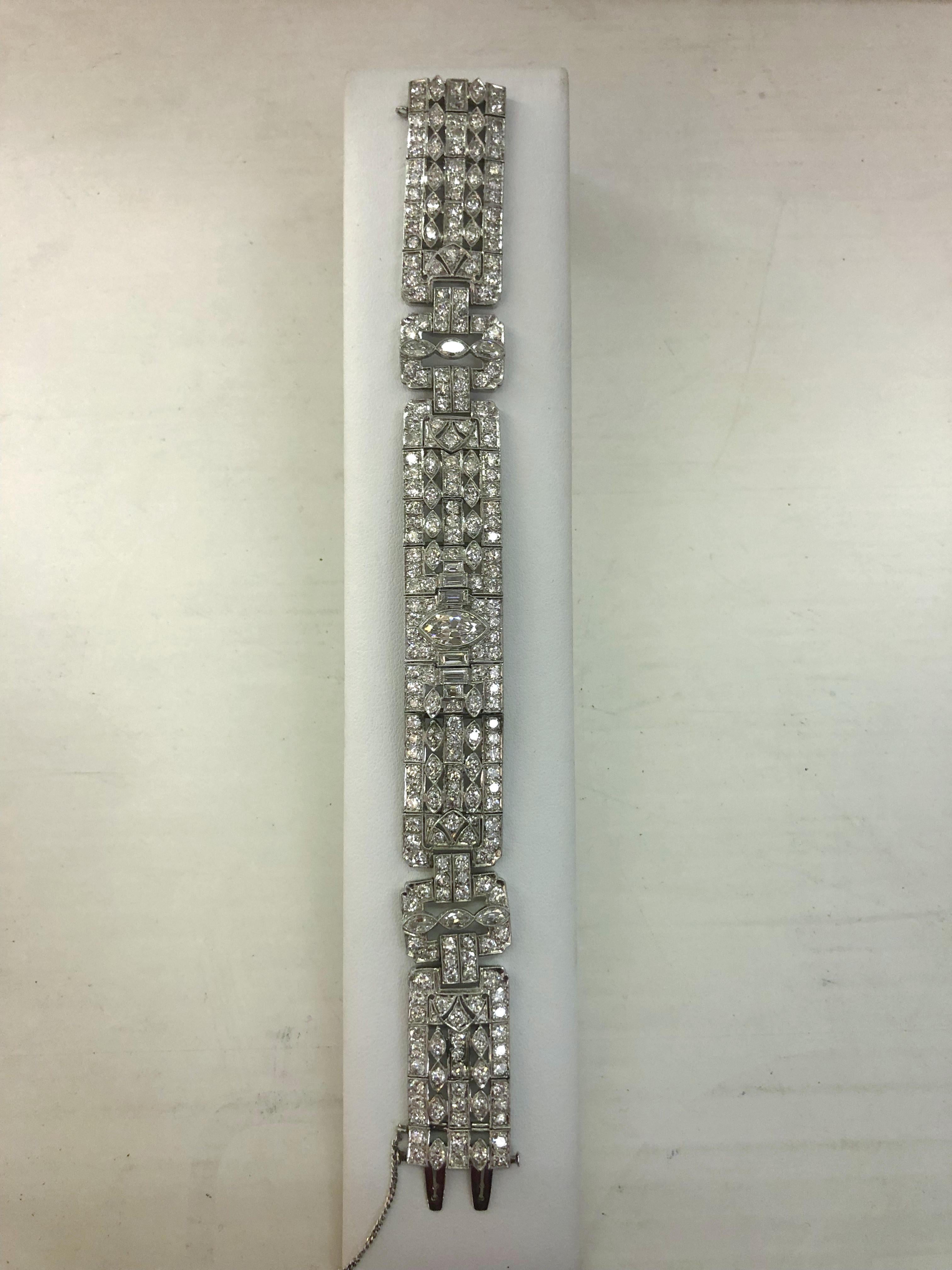 Pulsera modular italiana de platino de la época art déco, con diamantes de varias tallas.
Los diamantes centrales en talla Navette tienen color J/K, con claridad VS2, para un total de 1,20 quilates.
El resto de los diamantes son de talla redonda y