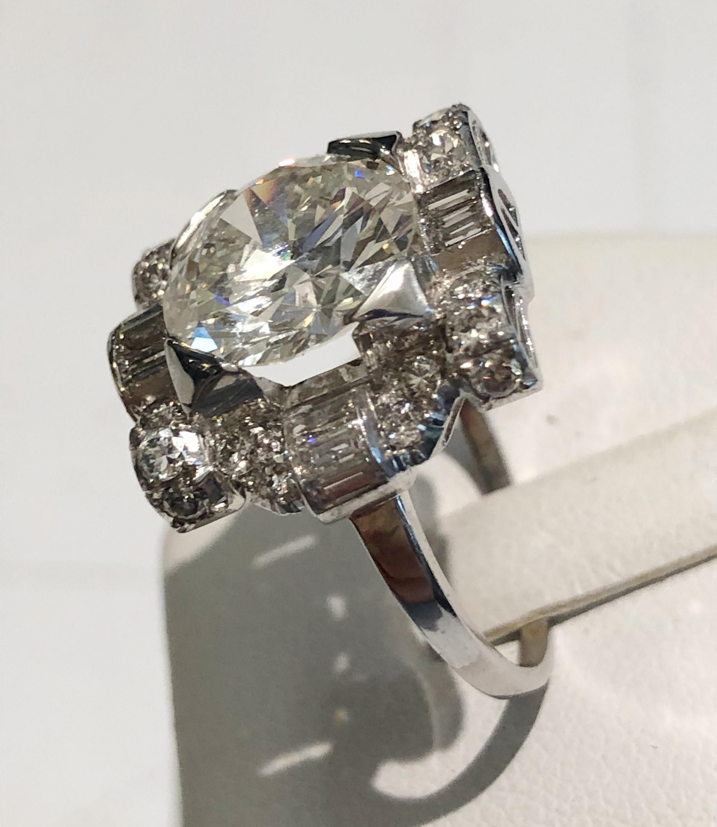 Taglio brillante Anello Deco con diamante in platino in vendita