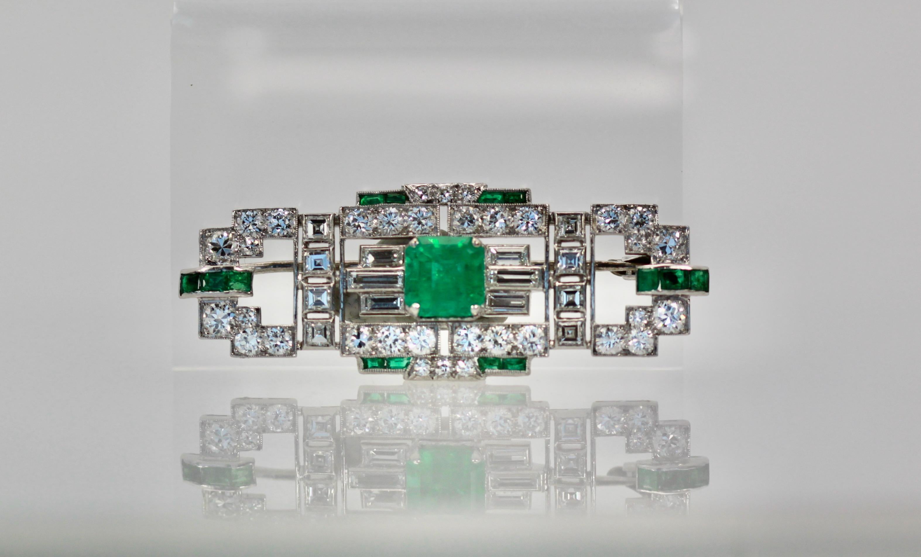 Platin-Smaragd-Diamant-Brosche im Art déco-Stil (Rundschliff) im Angebot