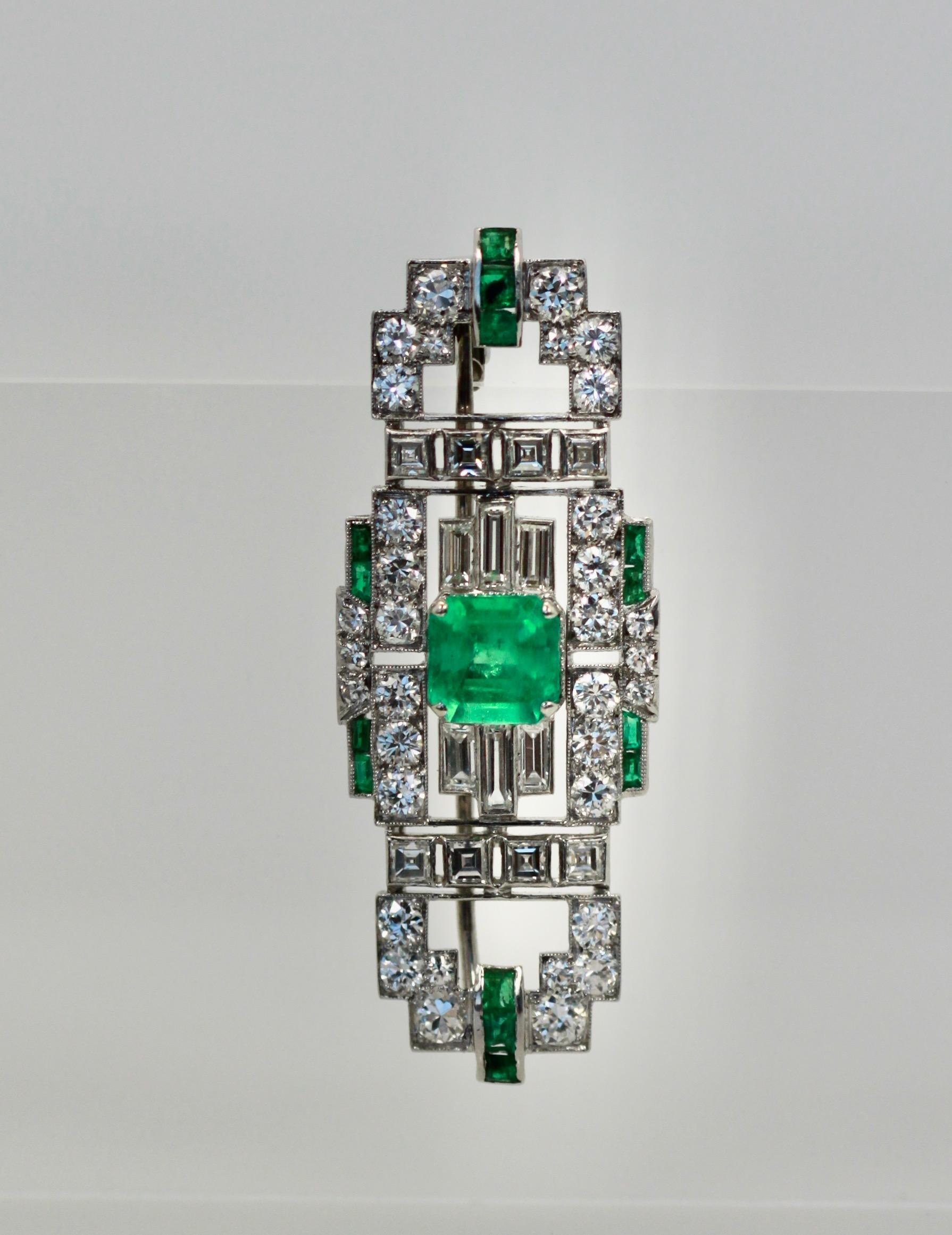 Platin-Smaragd-Diamant-Brosche im Art déco-Stil im Zustand „Gut“ im Angebot in North Hollywood, CA