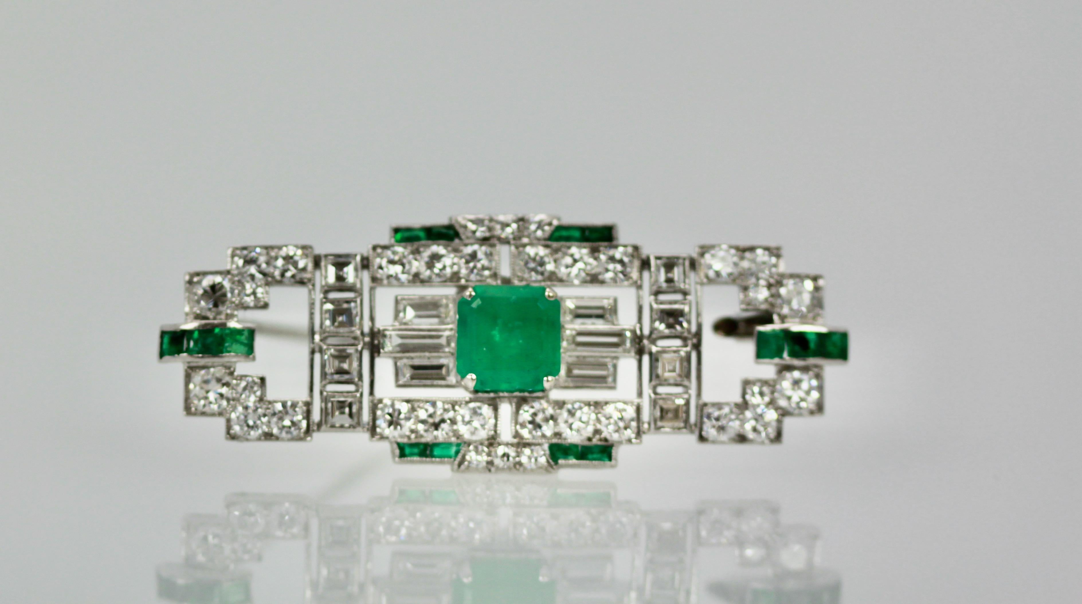 Art Deco Deco Platinum Emerald Diamond Brooch For Sale