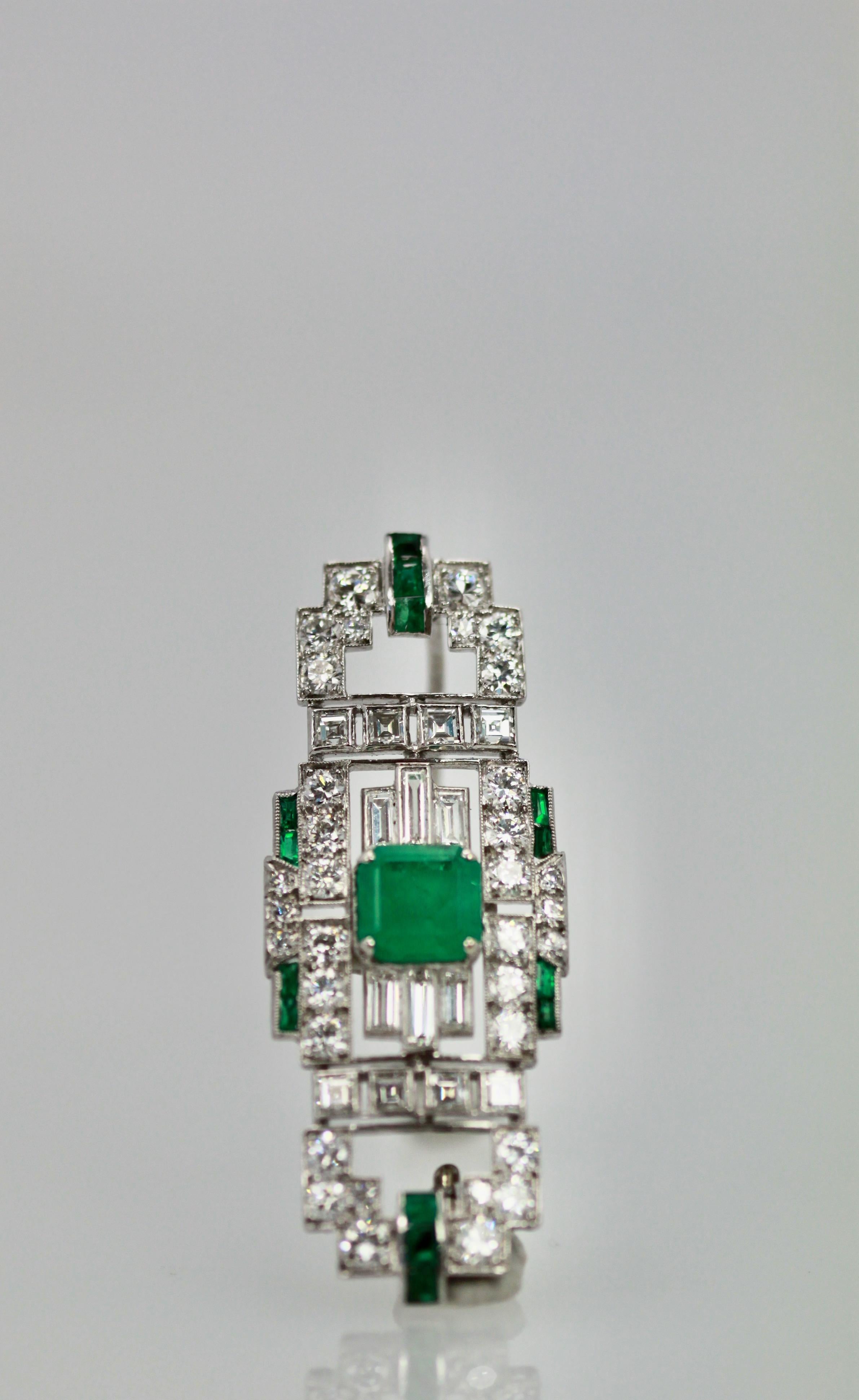 Round Cut Deco Platinum Emerald Diamond Brooch For Sale