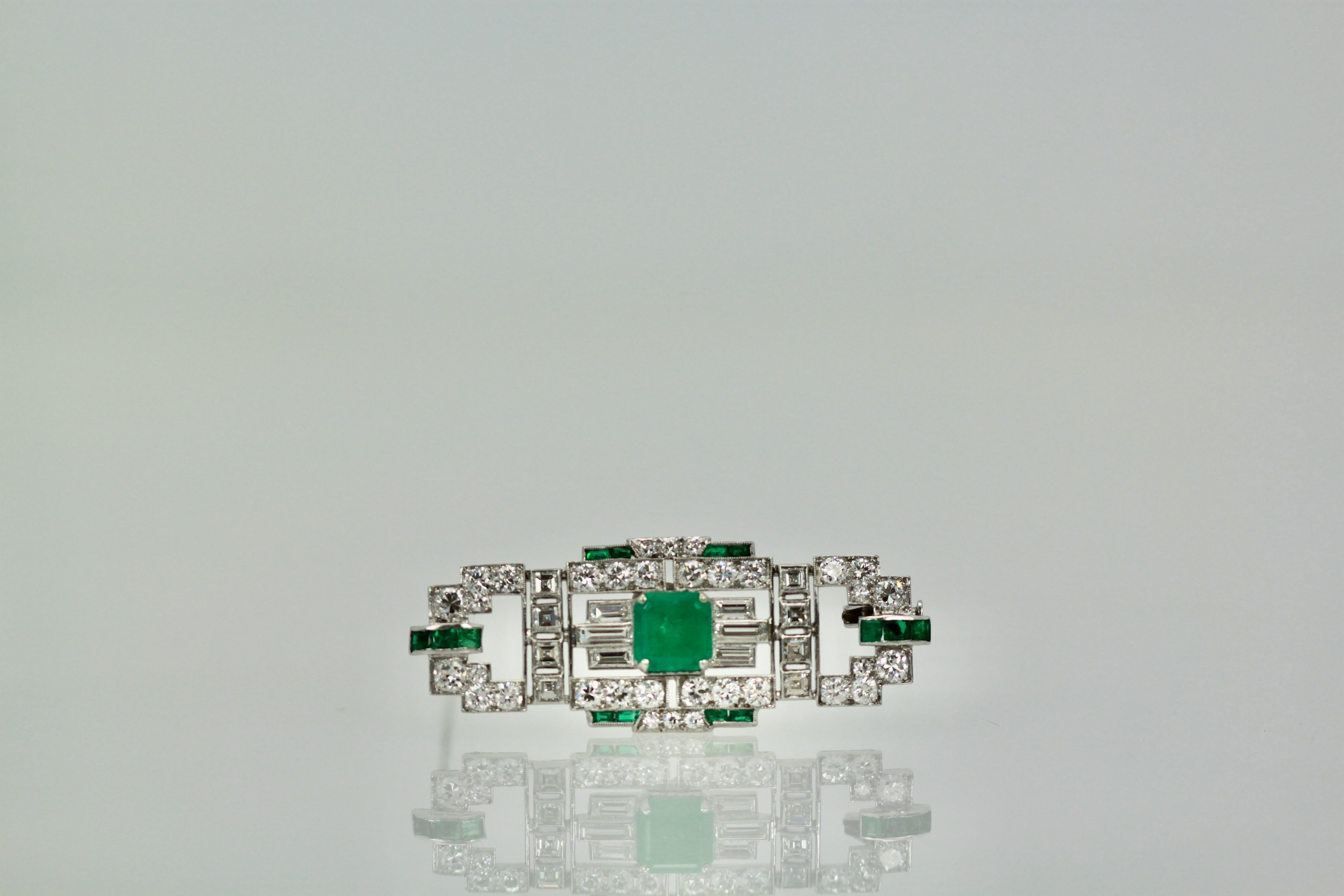 Deco Platinum Emerald Diamond Brooch In Good Condition For Sale In North Hollywood, CA