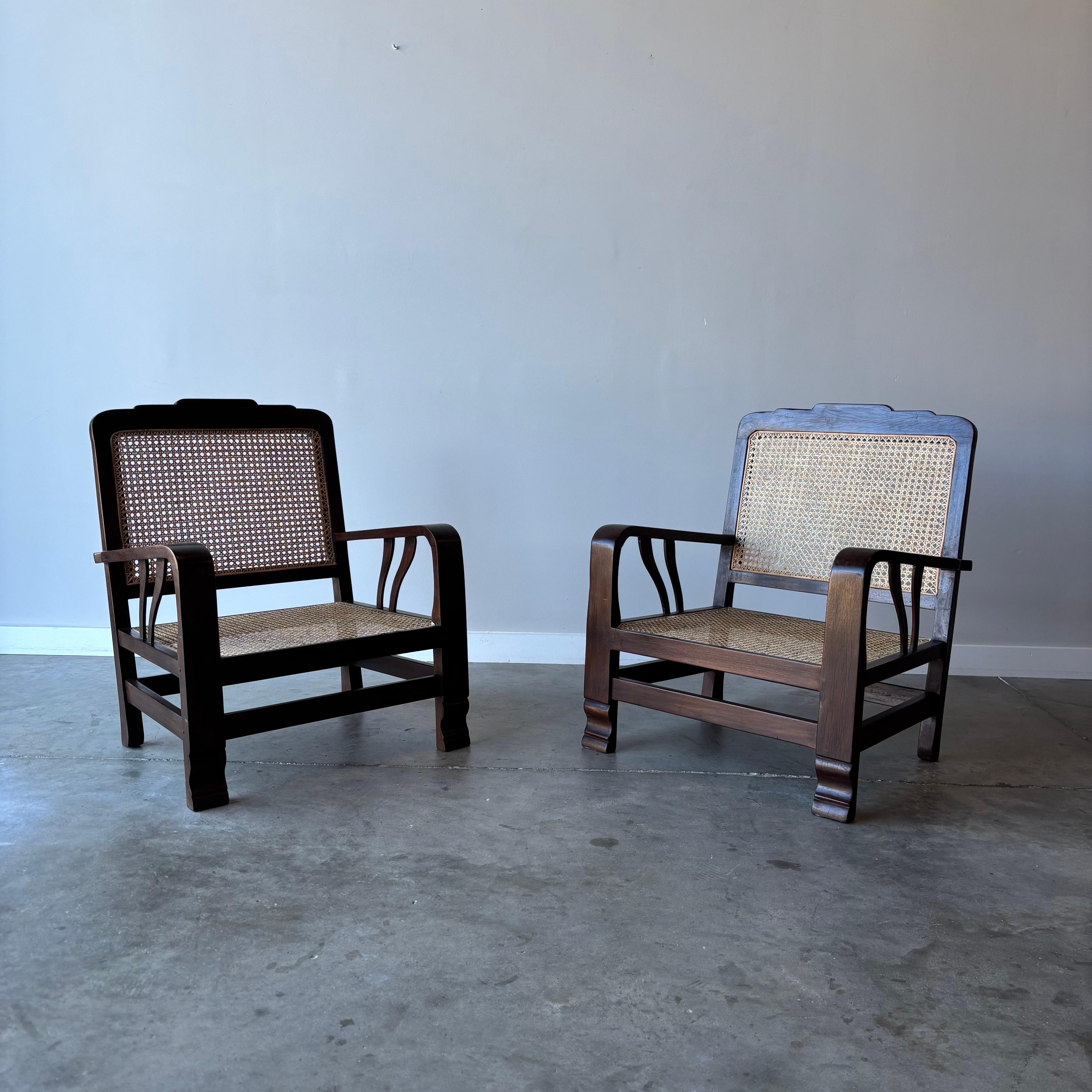 
Questa bella coppia di sedie Art Déco esemplifica la sofisticata miscela di forme geometriche e materiali naturali del periodo. Le cornici in teak tinto scuro mostrano le linee forti e spigolose caratteristiche del design degli anni '20-'30, con