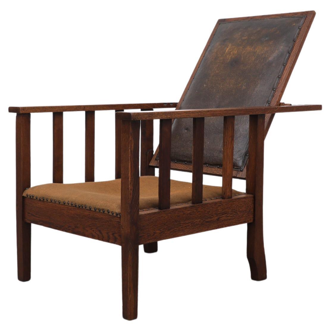 Deco Reclining Oak Lounge Chair mit dunkelbrauner Lederrückenlehne und Stoffsitz im Angebot