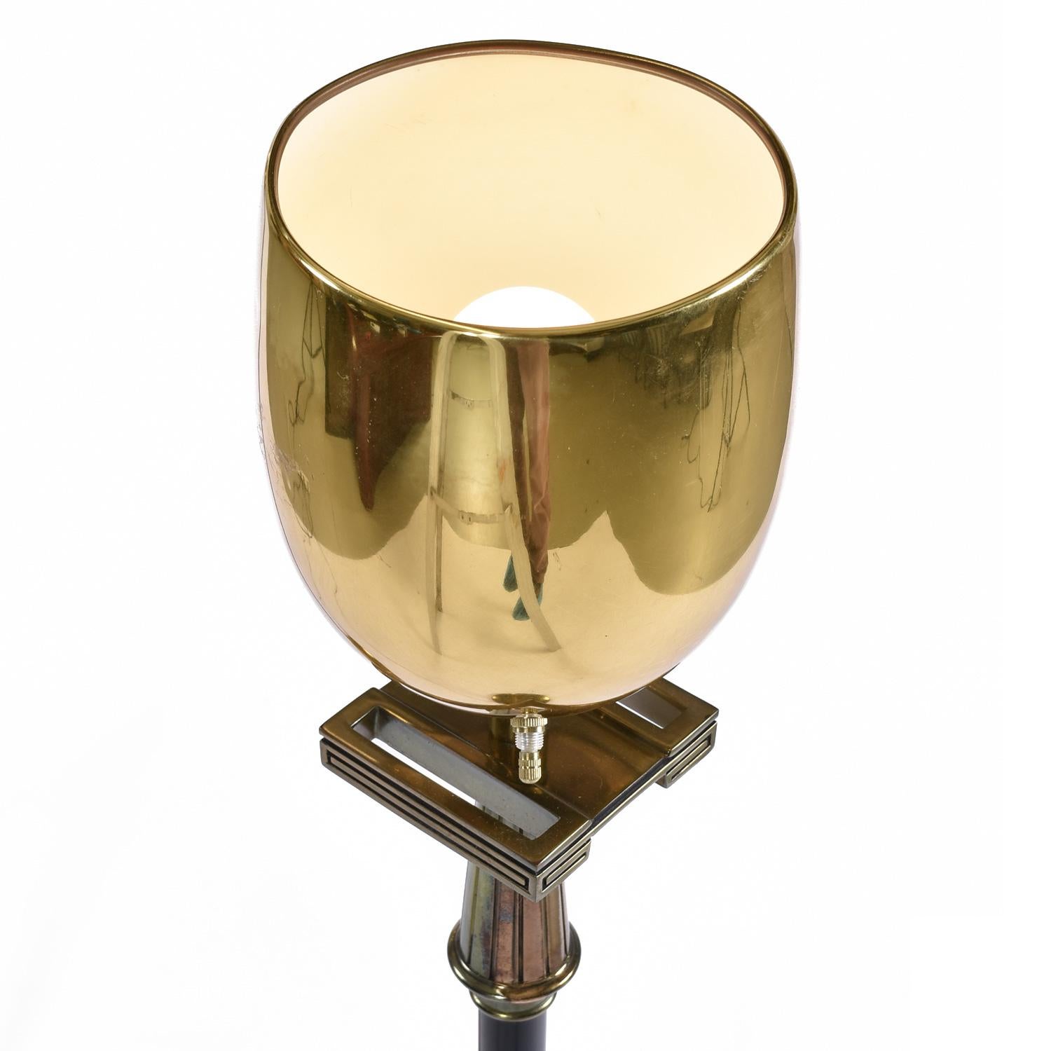Ensemble de lampadaires torchères chalice Stiffel en laiton Art Déco Greek Key Bon état - En vente à Chattanooga, TN