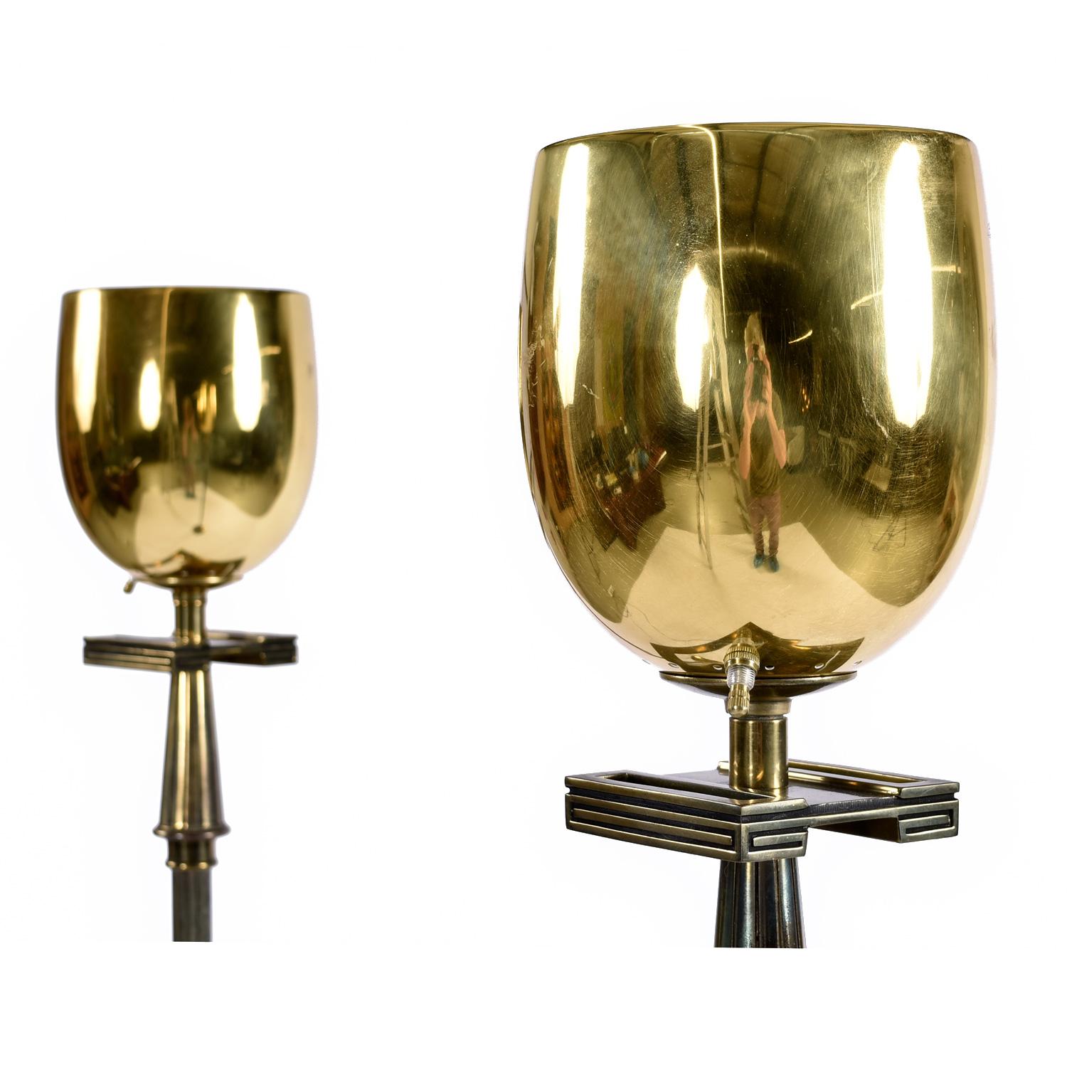 20ième siècle Ensemble de lampadaires torchères chalice Stiffel en laiton Art Déco Greek Key en vente