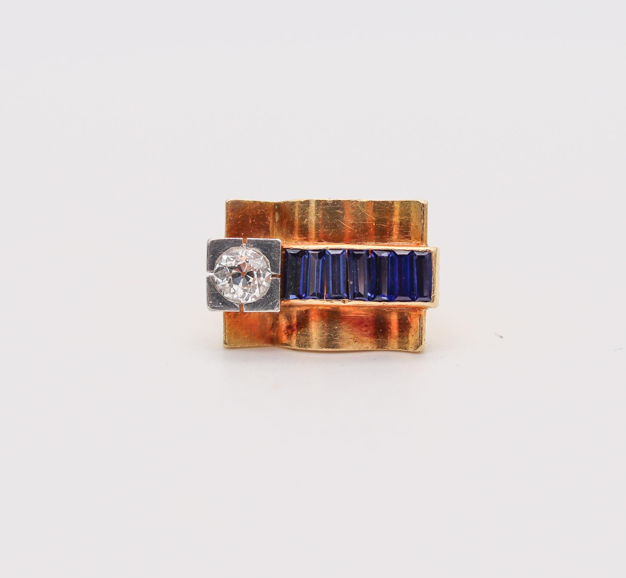 Ein geometrischer Chevalier-Ring aus der Zeit des Retro-Maschinenzeitalters.

Großartiger Chevalier-Ring, der während der späten Art-déco- und der Retro-Periode im Jahr 1935 entstand. Dieser geometrische Ring wurde mit kühnen volumetrischen Mustern