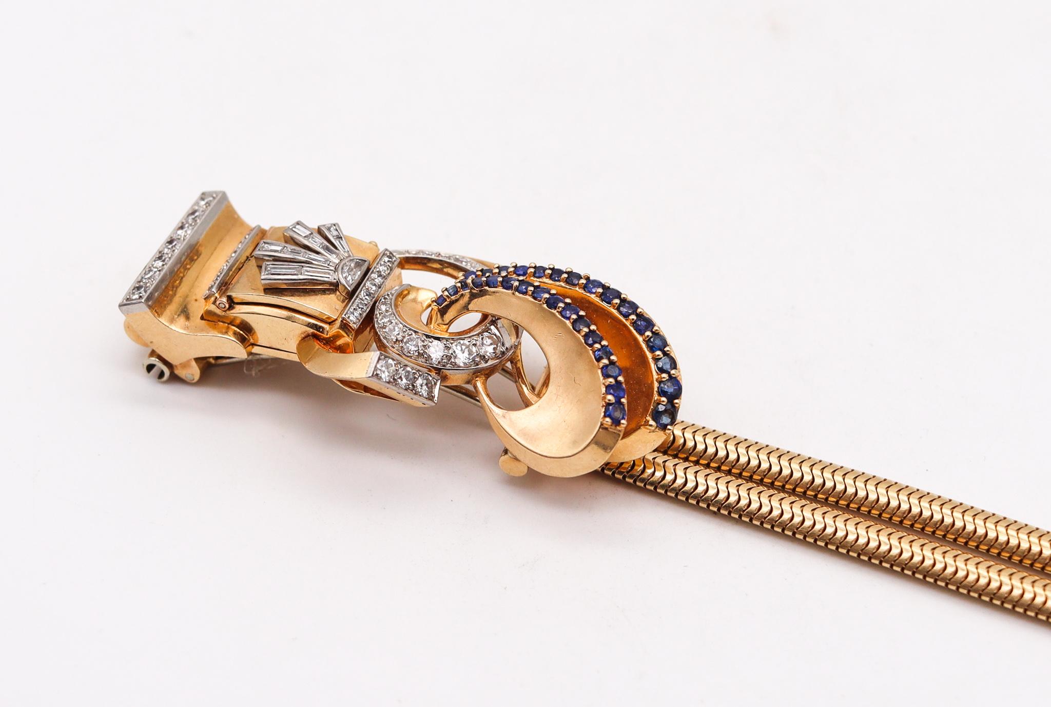 Deco Retro 1940 Brosche Armbanduhr 14Kt Gold Platin 5,54 Karat Diamanten Saphiren (Alteuropäischer Schliff) im Angebot