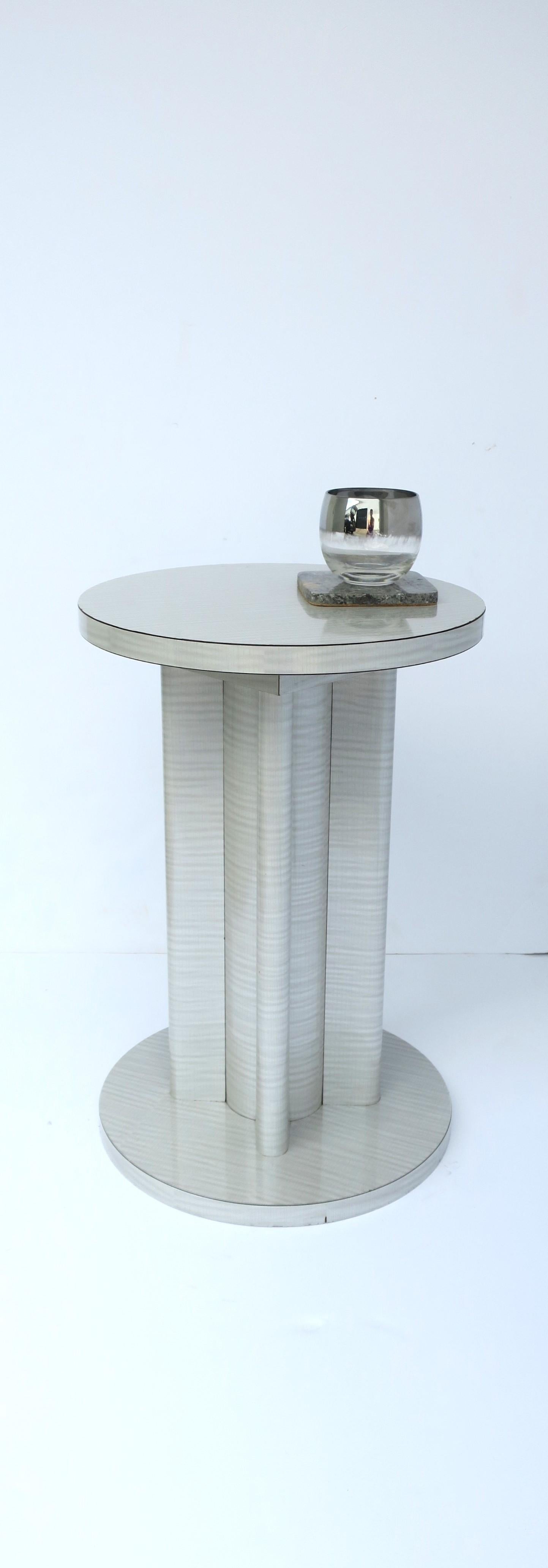 Art Deco Revival Modern Drinks Side Gueridon Tisch Silber Grau, ca. 1970er Jahre (Art déco) im Angebot