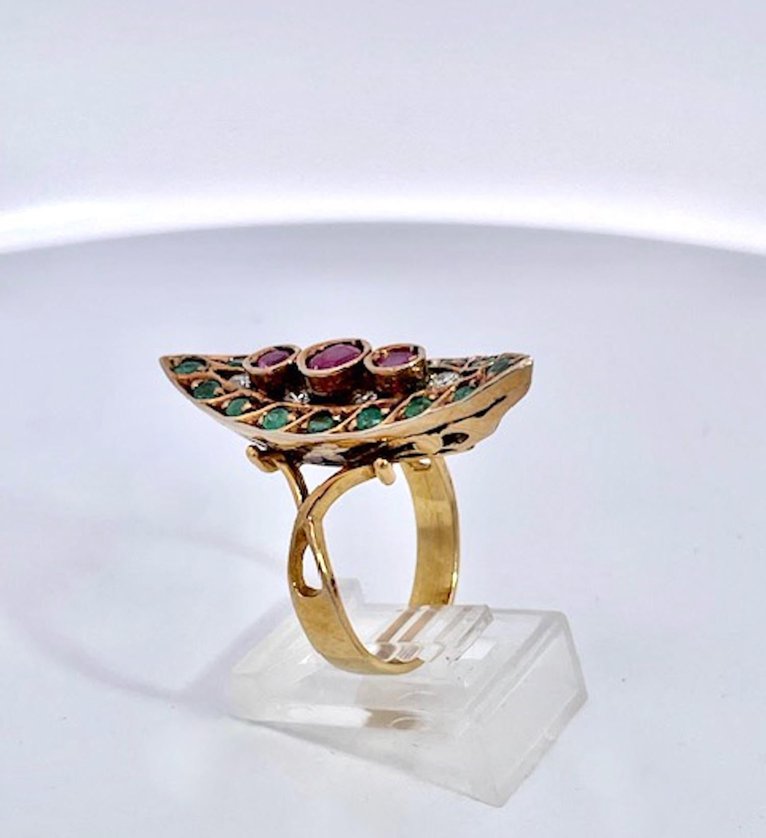 Anillo Pagoda Rubí Esmeralda Diamante Deco 18 Quilates en venta 6