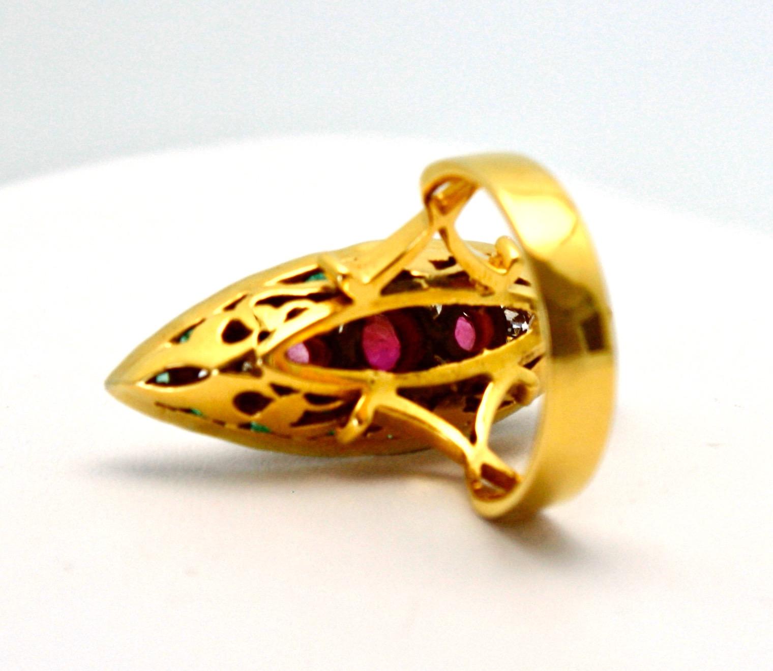 Anillo Pagoda Rubí Esmeralda Diamante Deco 18 Quilates en venta 3