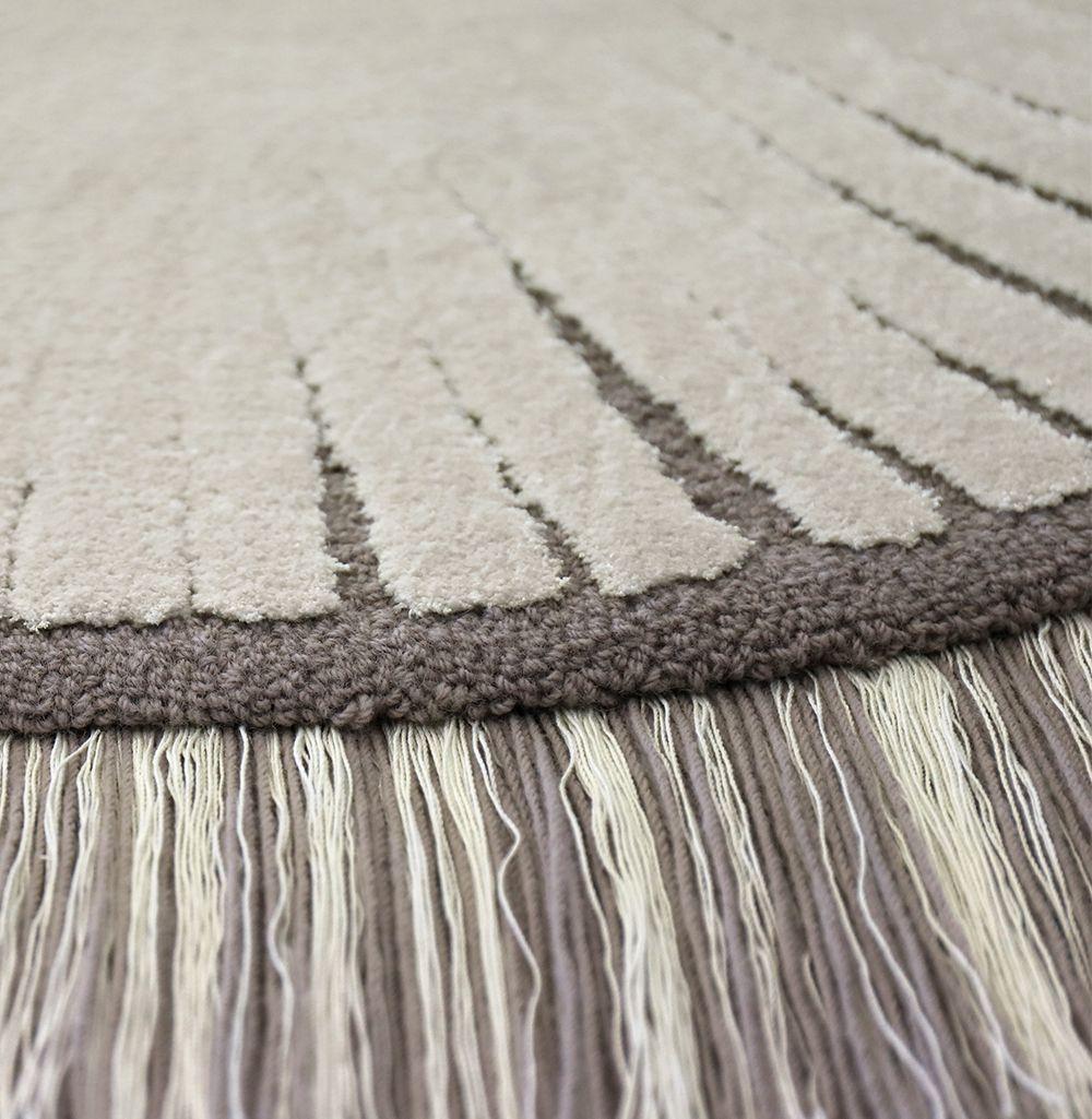 Inspired in the Art Deco movement, that peaked during the 1920s, Rug’Society has created the Dêco rug, that represents the neutral collection in the best way possible. A rug full of glamour and sophistication, with an unusual shape and the addition