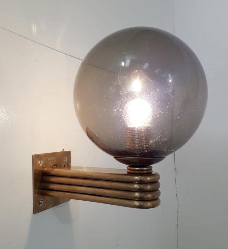 Italian Art Deco style wall light with smoky Murano glass globe mounted on bronzed finish frame, designed by Fabio Bergomi for Fabio Ltd, made in Italy
1-light / E26 or E27 type / max 60W each
Measures: Height 12 inches, width 8 inches, depth 10