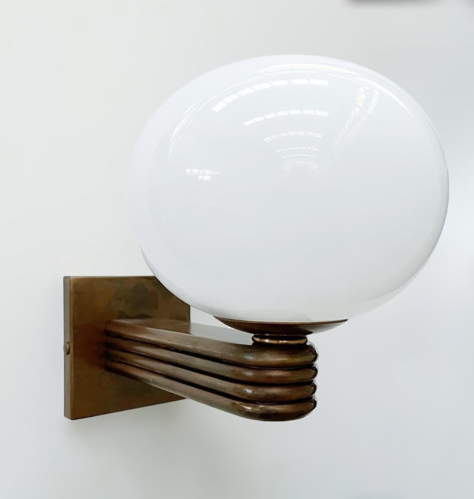 Aplique de pared italiano de estilo Art Decó con pantalla de cristal de Murano en forma de guijarro blanco brillante montado sobre un marco con acabado bronceado / diseñado por Fabio Bergomi para Fabio Ltd / fabricado en Italia
1 luz / tipo E12 o