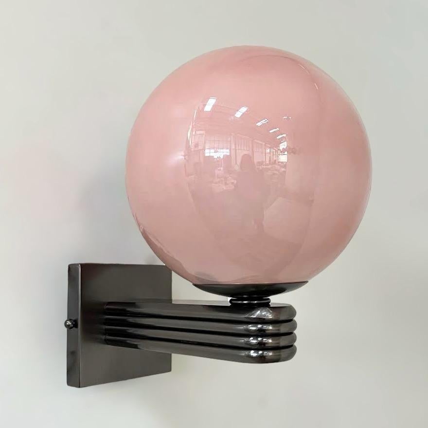 Aplique de pared italiano de estilo Art Déco con globo opaco de cristal de Murano coralino rosa montado en un marco acabado en níquel negro satinado, diseñado por Fabio Bergomi para Fabio Ltd, fabricado en Italia
1 luz / tipo E12 o E14 / máx.